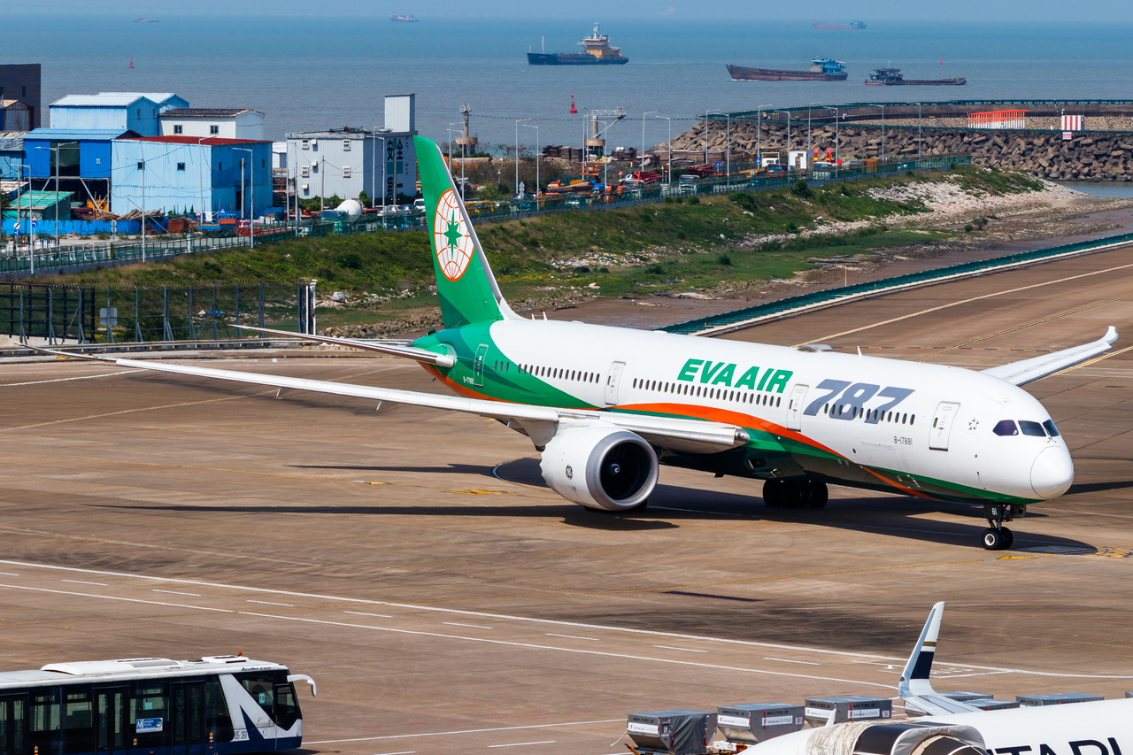 Full size: EVA Air Boeing 787-9 b-17881 at Macau International Airport