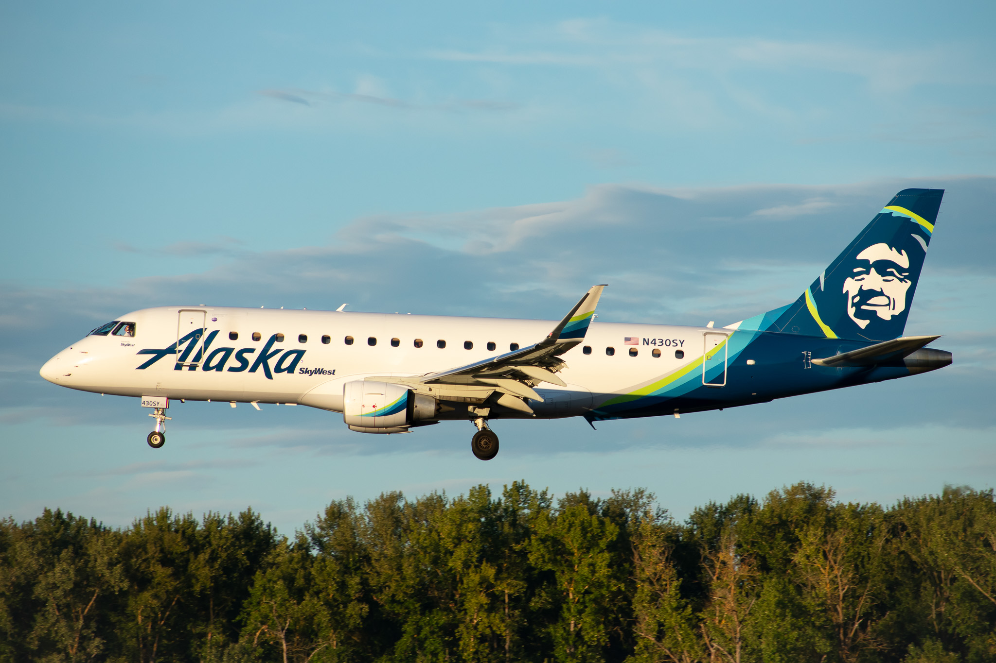 Full size: Alaska Airlines Embraer E175 N430SY at Portland International Airport