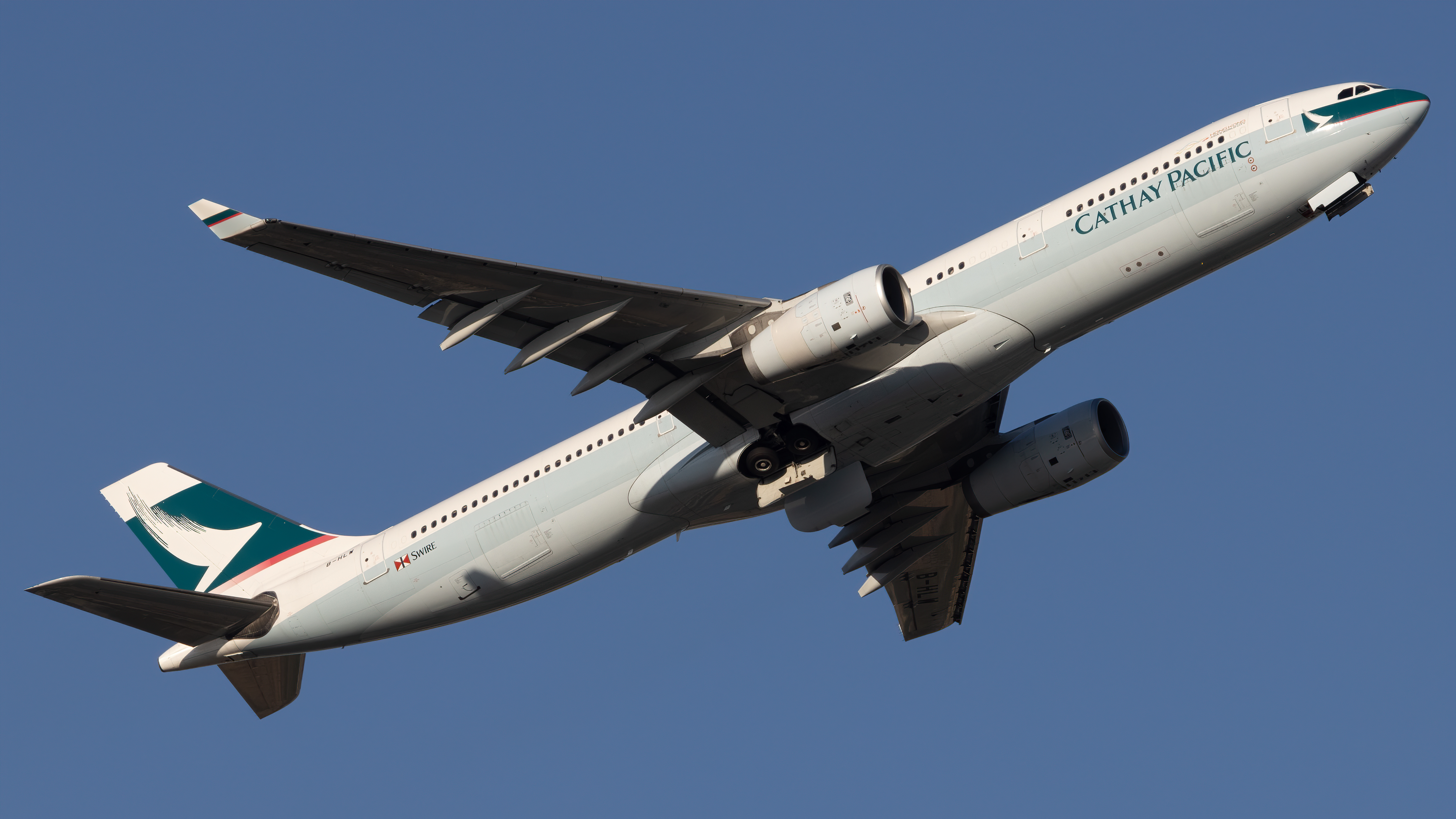 Full size: Cathay Pacific Airbus A330-300 B-HLW at Singapore-Changi Airport