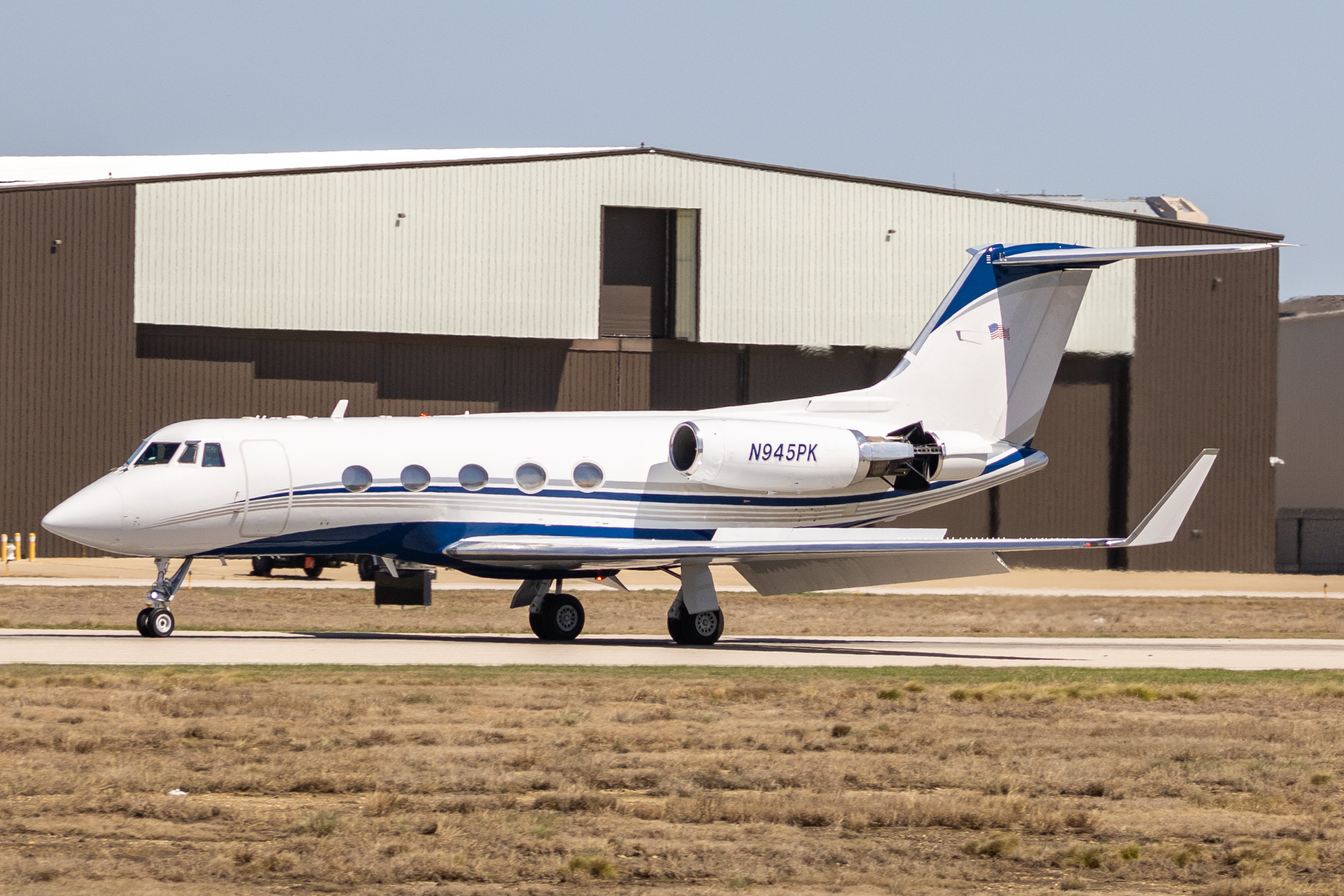 Full size: PRIVATE Gulfstream G-IIB N945PK at Addison Airport