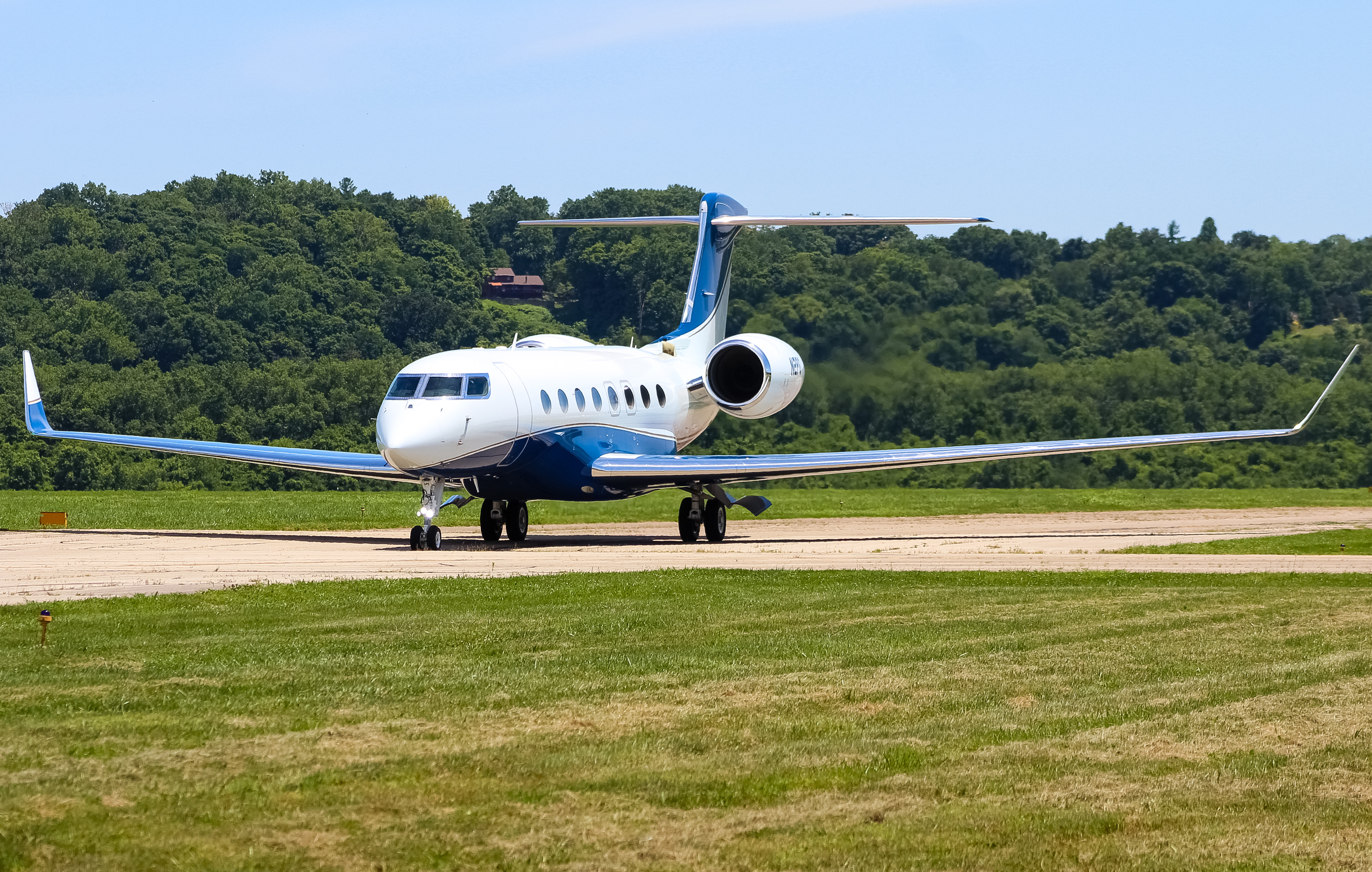 Full size: PRIVATE  Gulfstream G650 N2PG at Cincinnati Municipal Airport/Lunken Field