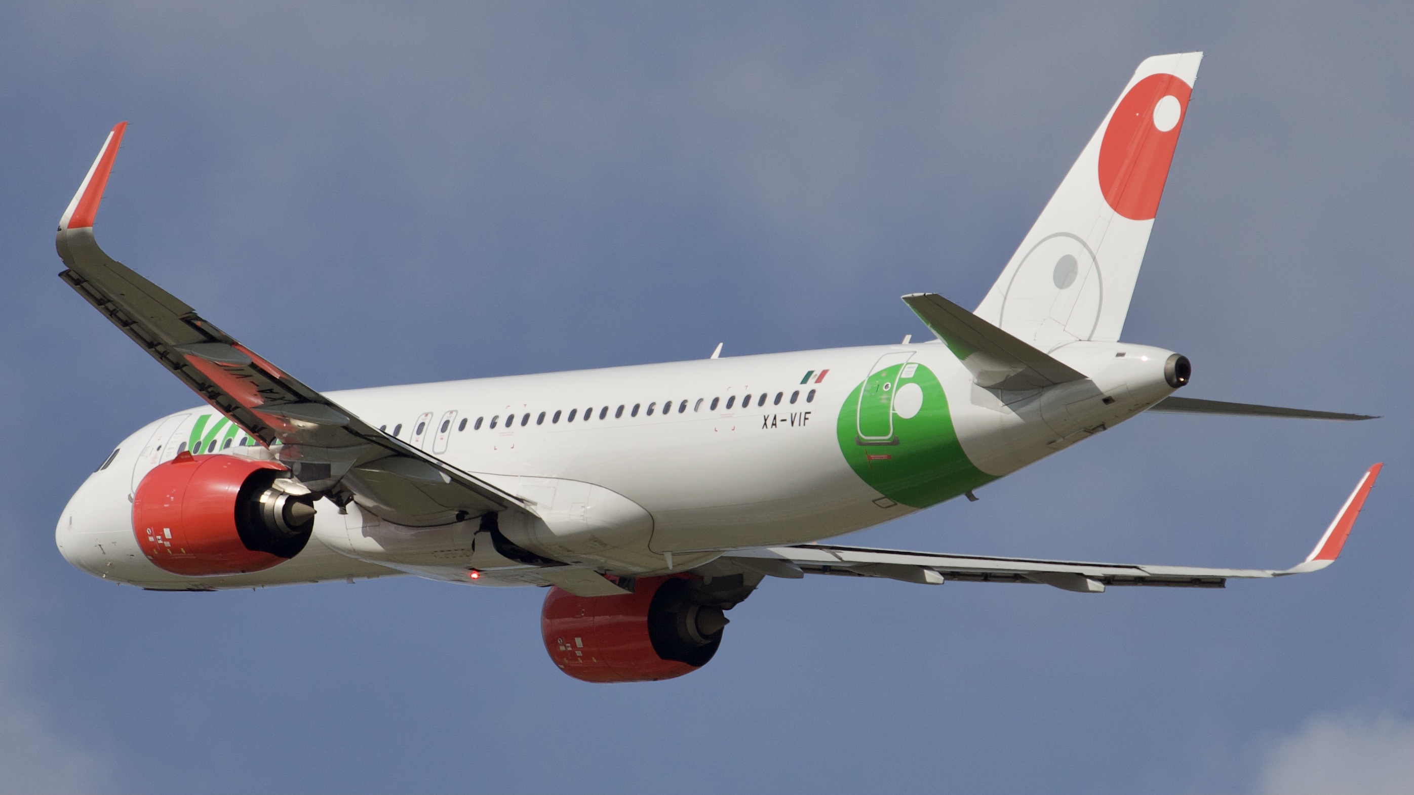 Full size: VivaAerobus Airbus A320NEO XA-VIF at Houston-George Bush Intercontinental Airport