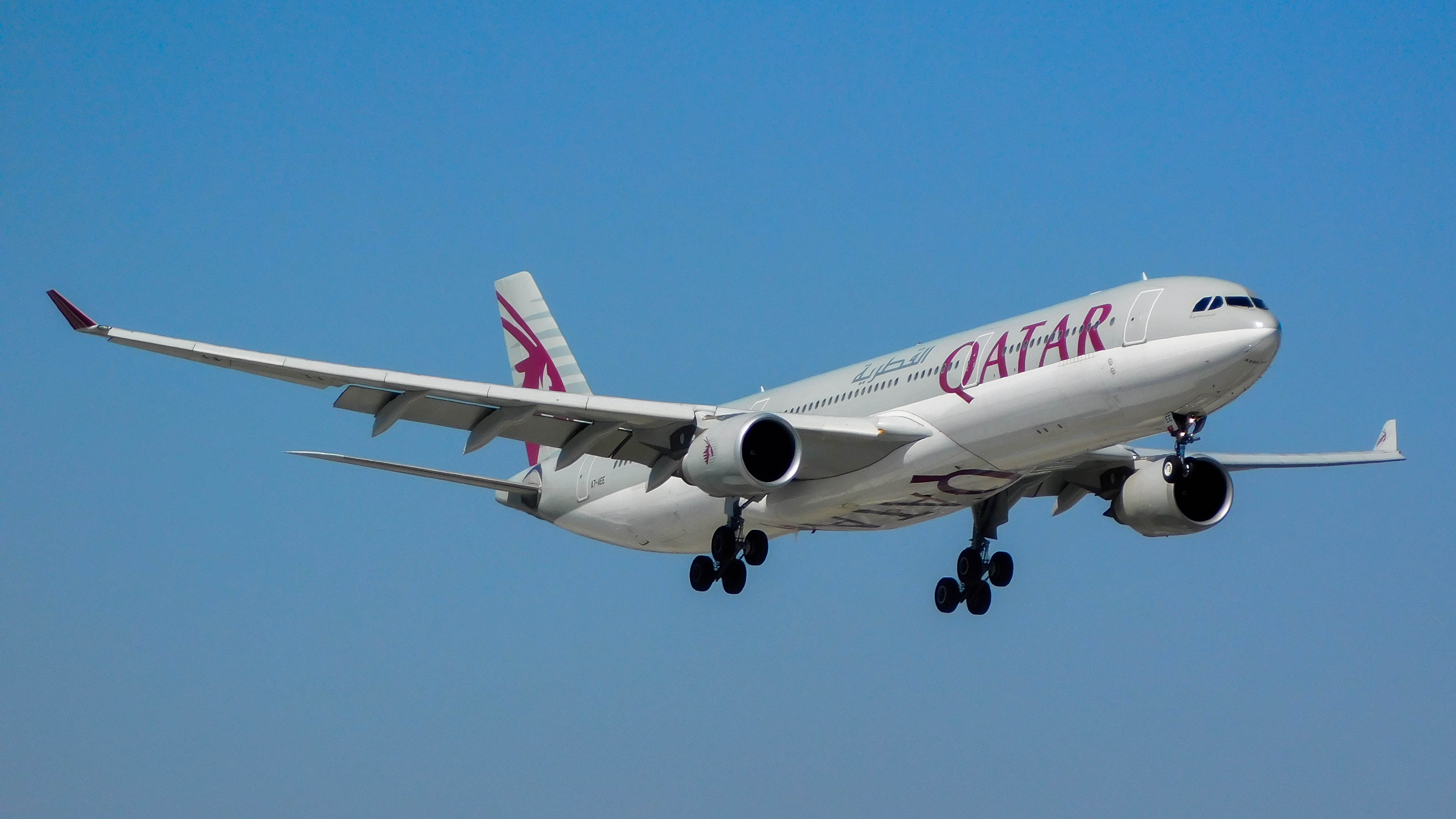 Full size: Qatar Airways Airbus A330-300 A7-AEE at Warsaw Chopin Airport