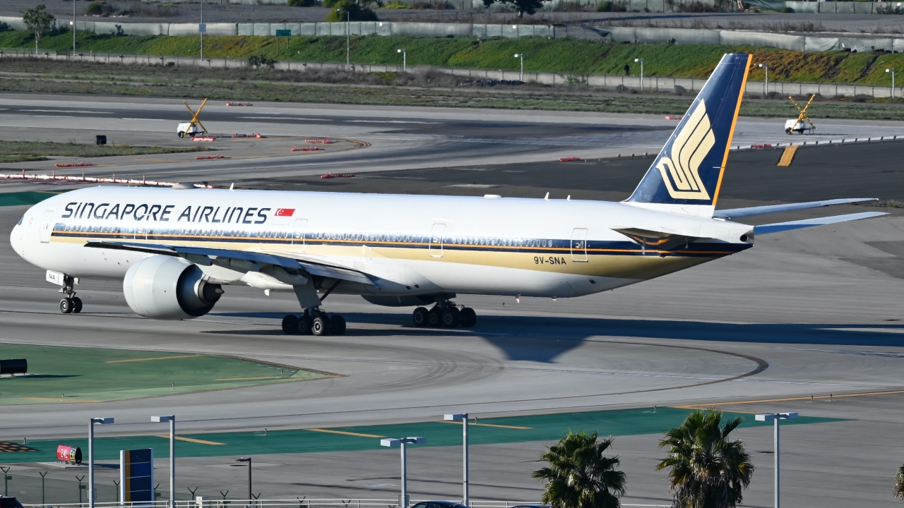 Full size: Singapore Airlines Boeing 777-300ER 9V-SNA at Los Angeles International Airport