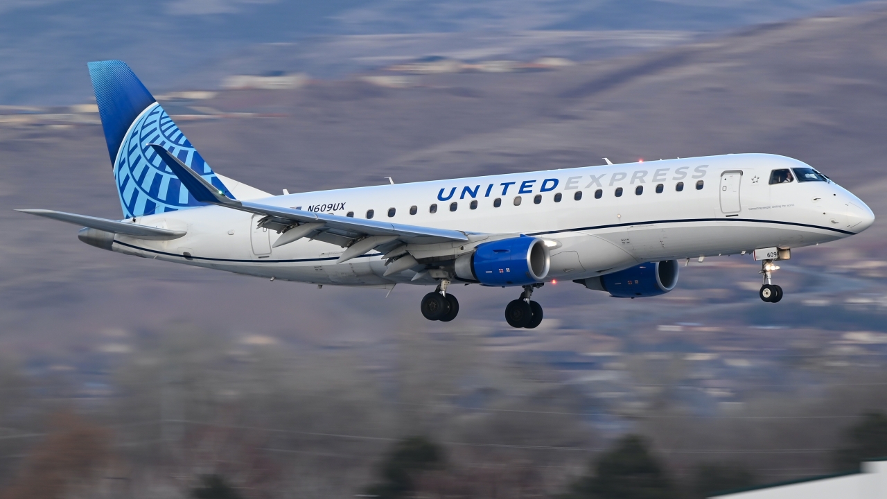 Full size: United Express Embraer E175 N609UX at Reno/Tahoe International Airport
