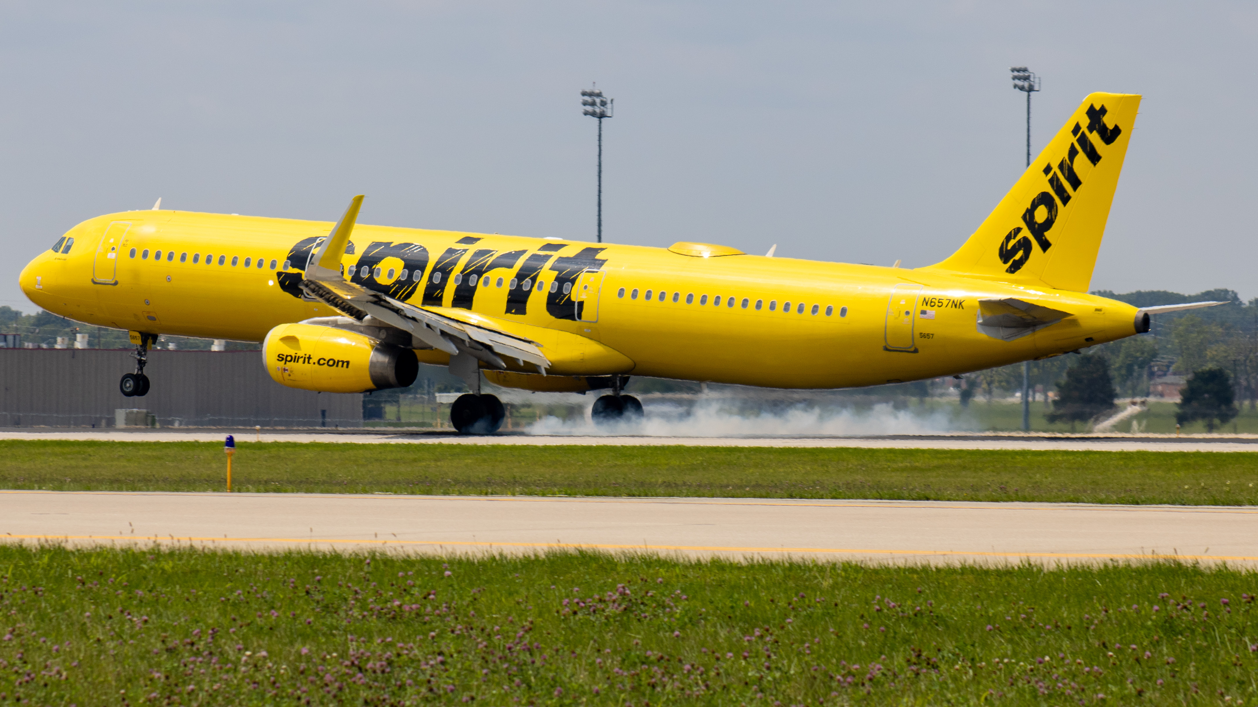 Full size: Spirit Airlines Airbus A321-200 N657NK at Indianapolis International Airport