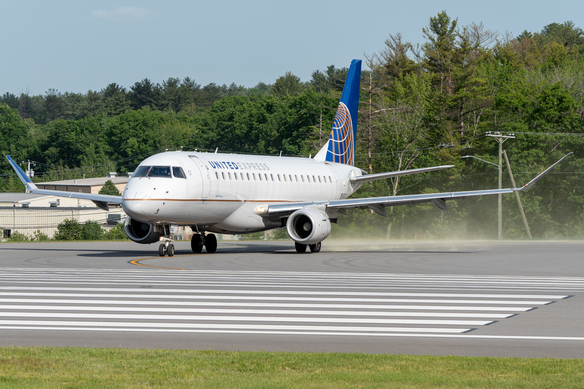 Full size: United Express Embraer E175 N740YX at Manchester Airport