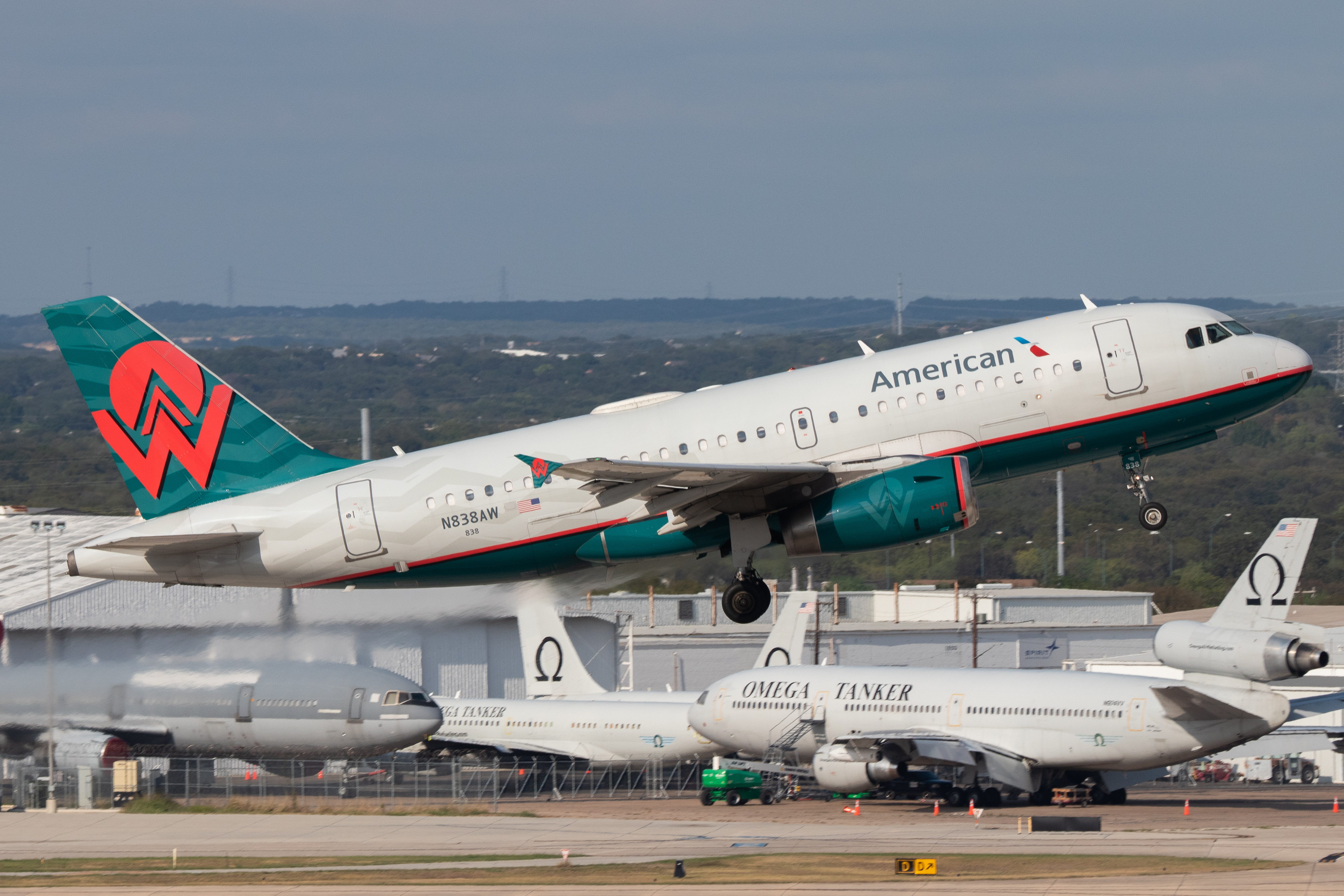 Full size: American Airlines Airbus A319 N838AW at San Antonio International Airport