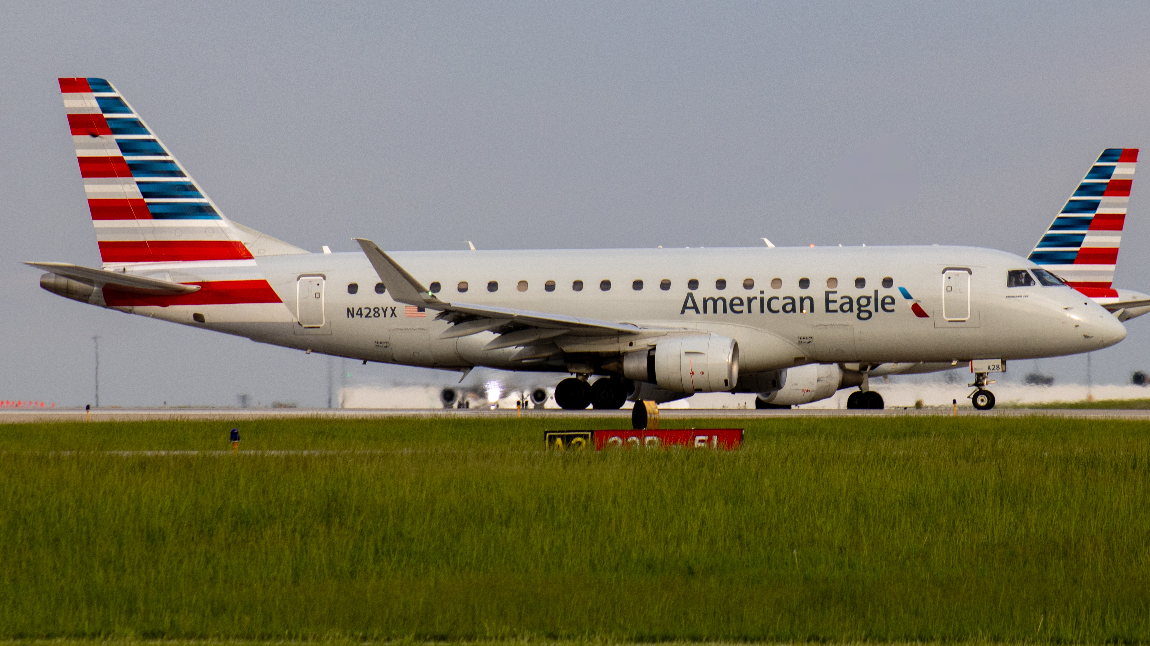 Full size: American Eagle Embraer E175 N428YX at Indianapolis International Airport