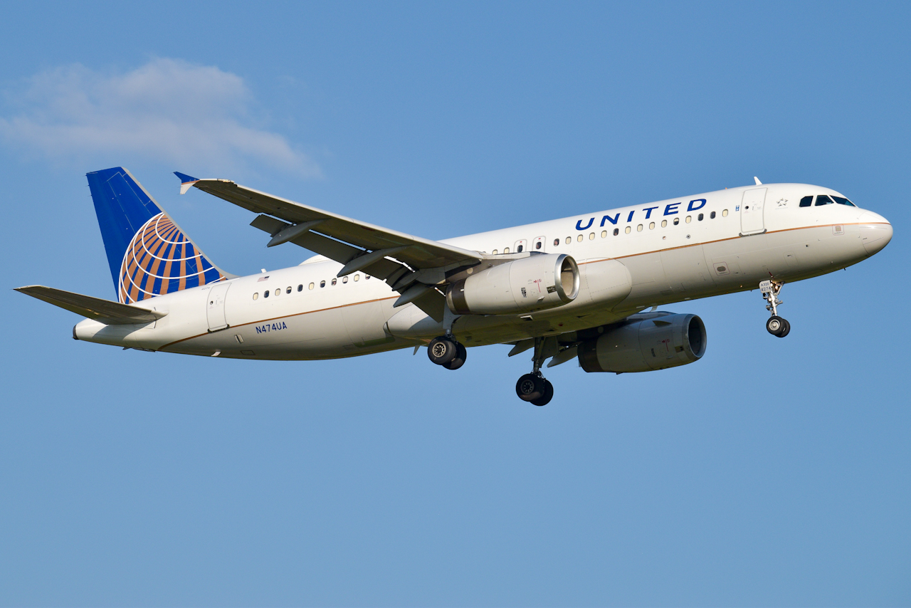 Full size: United Airlines Airbus A320 N474UA at Raleigh-Durham International Airport