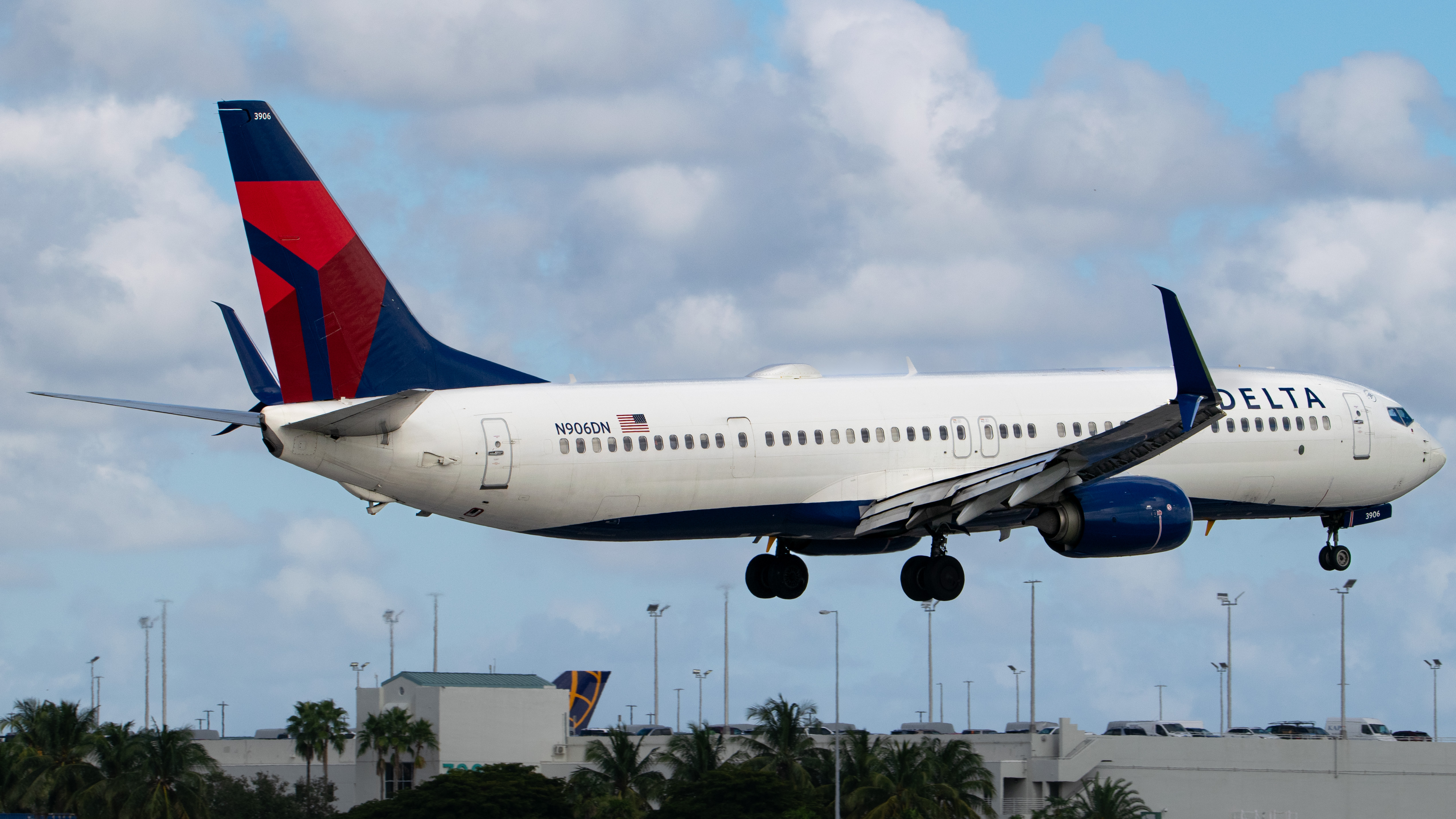 Full size: Delta Airlines Boeing 737-900ER N906DN at Miami International Airport