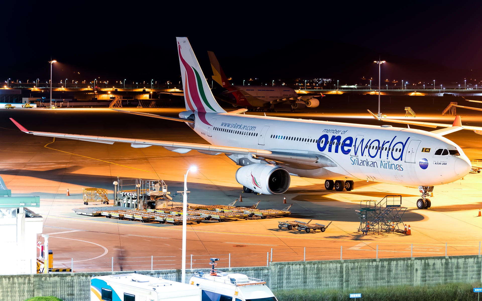 Full size: SriLankan Airlines Airbus A330-200 4R-ALH at Seoul-Incheon International Airport