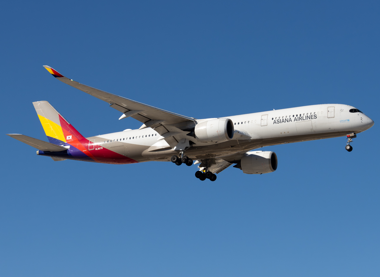 Full size: Asiana Airlines Airbus A350-900 HL8079 at Harry Reid International Airport