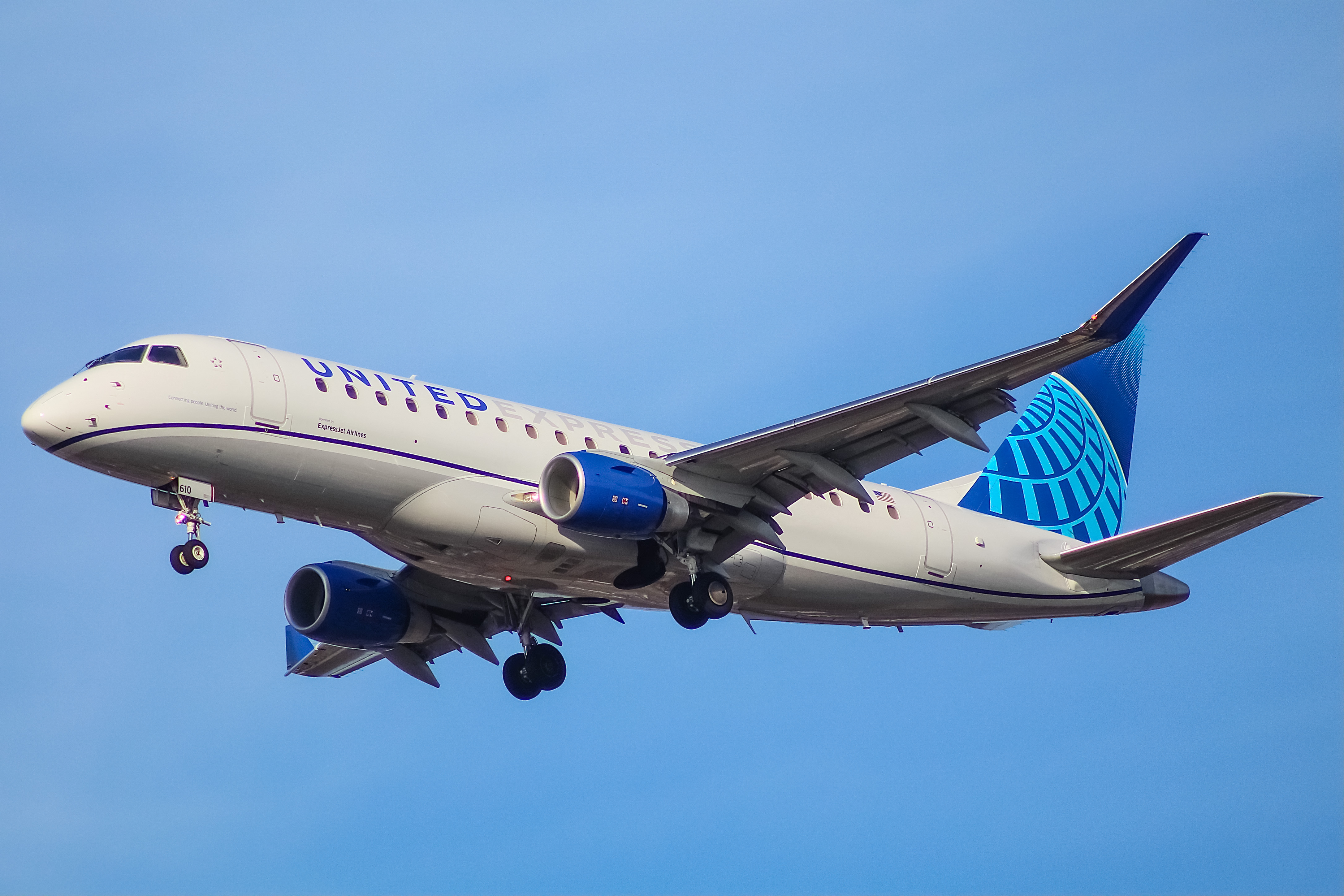 Full size: United Express Embraer E175 N610UX at Chicago O'Hare International Airport