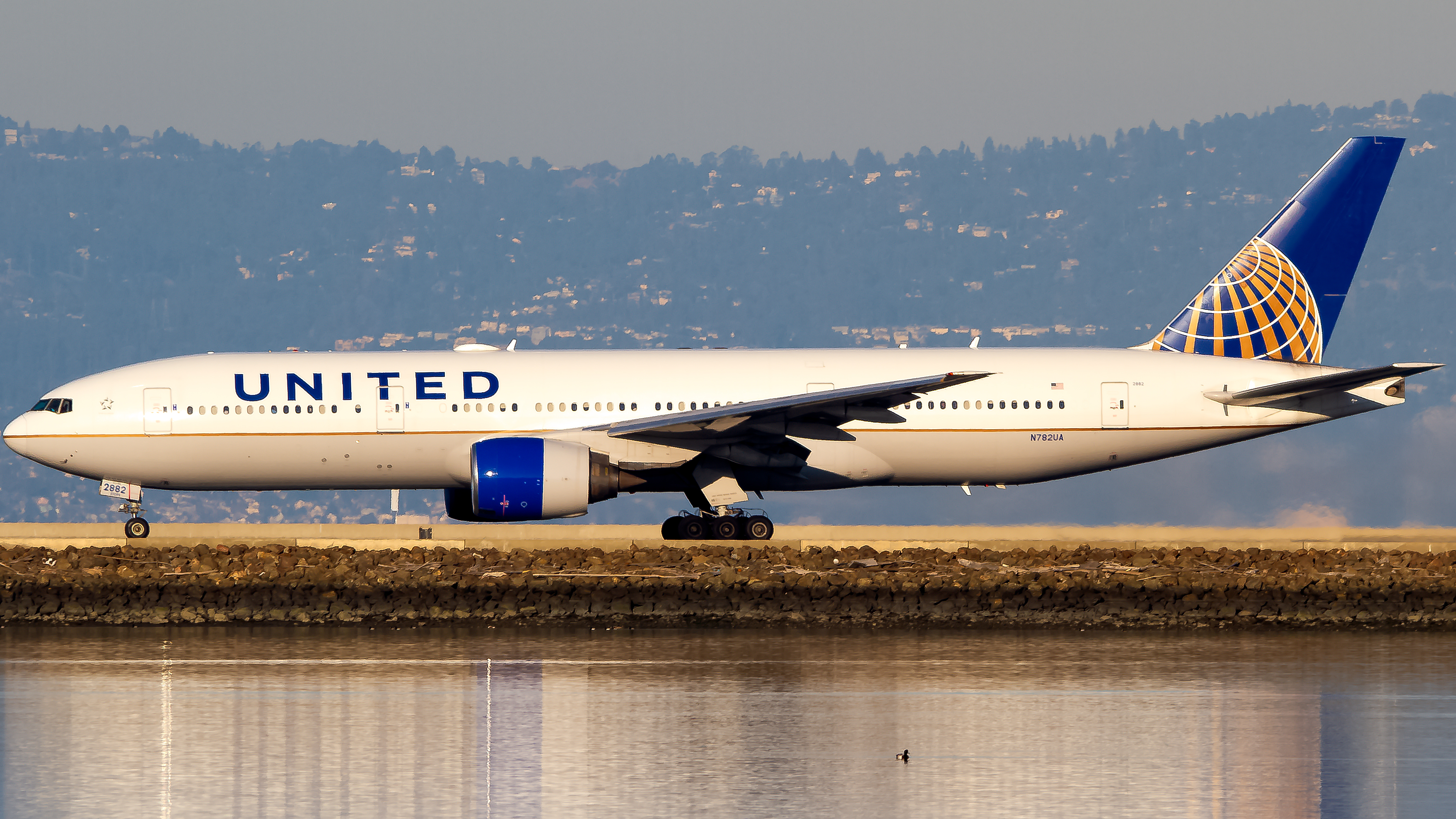 Full size: United Airlines Boeing 777-200ER N782UA at San Francisco International Airport