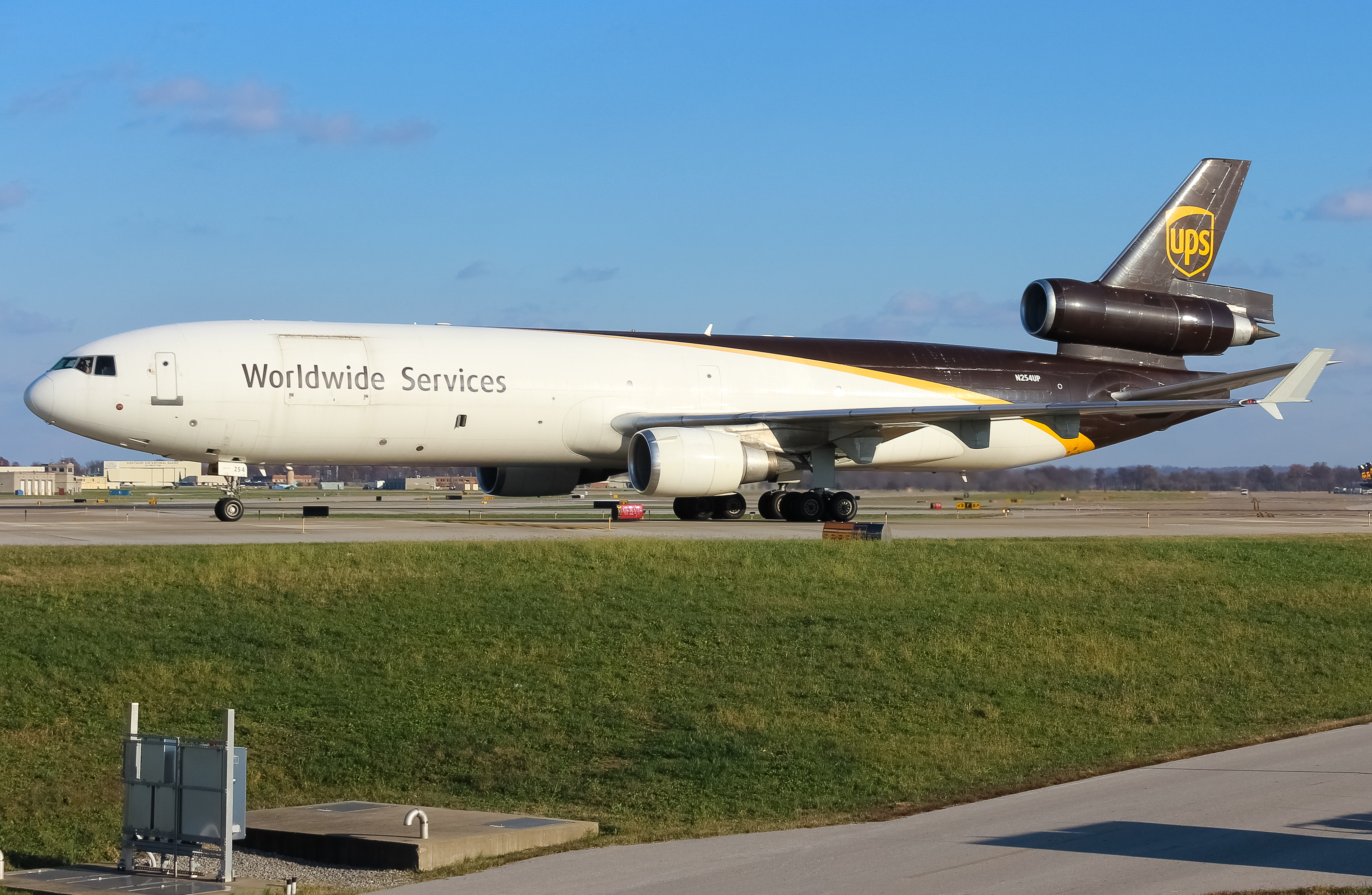 Full size: United Parcel Service McDonnell Douglas MD-11F N254UP at Louisville Muhammad Ali International Airport