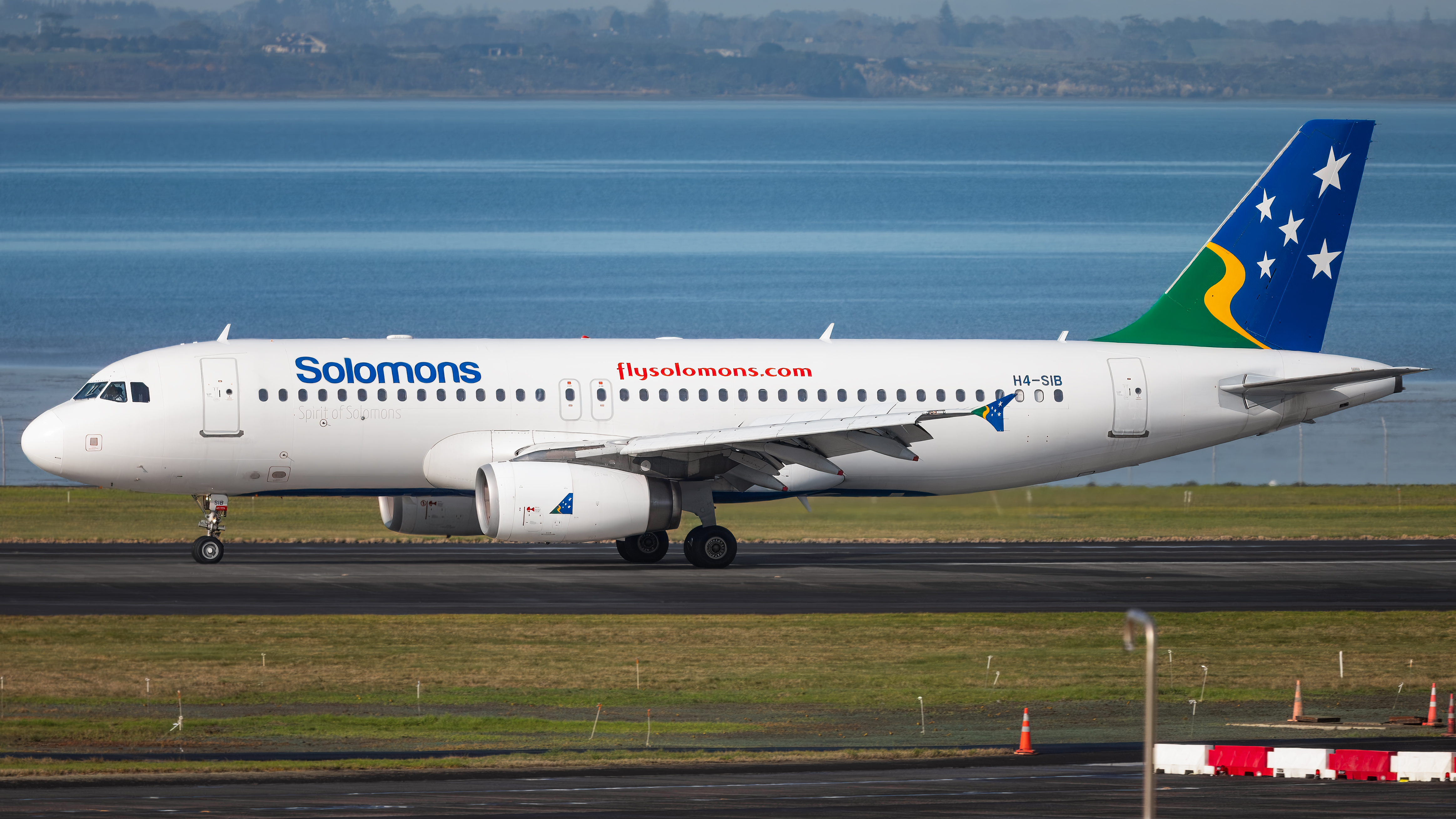 Full size: Solomon Airlines Airbus A320 H4-SIB at Auckland International Airport