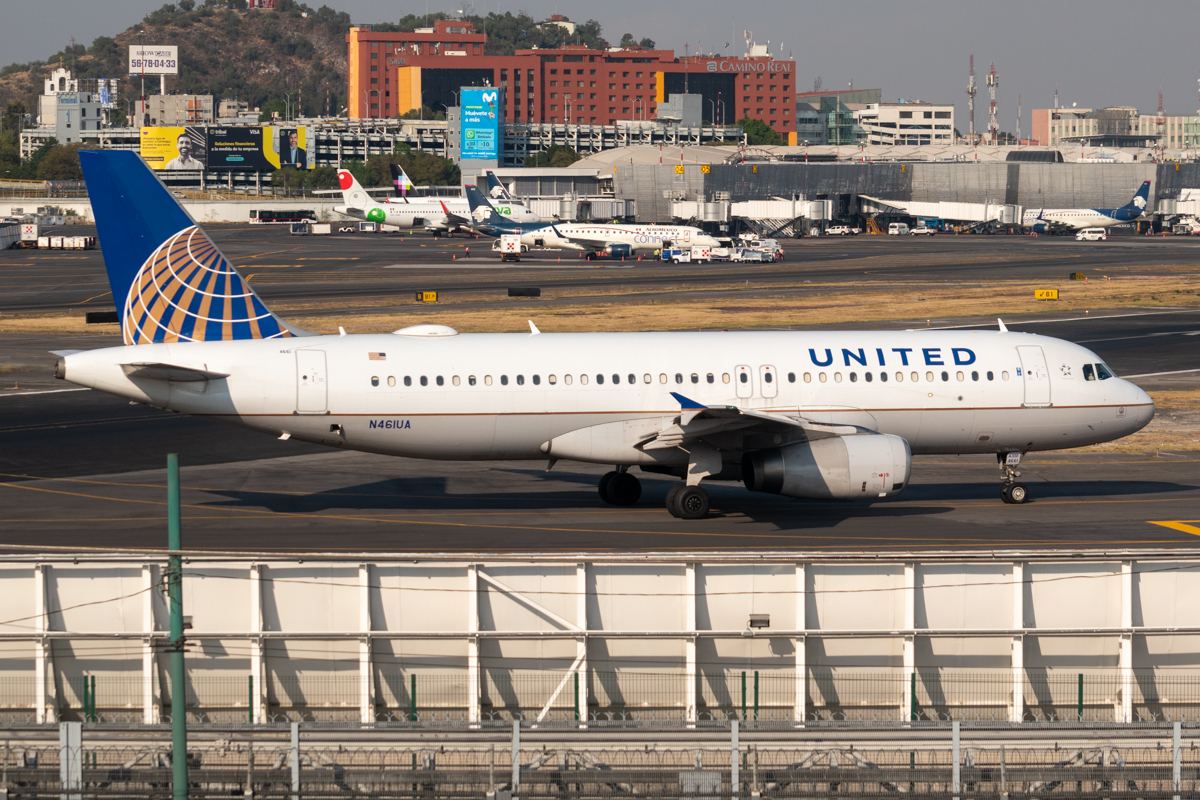 Full size: United Airlines Airbus A320 N461UA at Mexico City International Airport