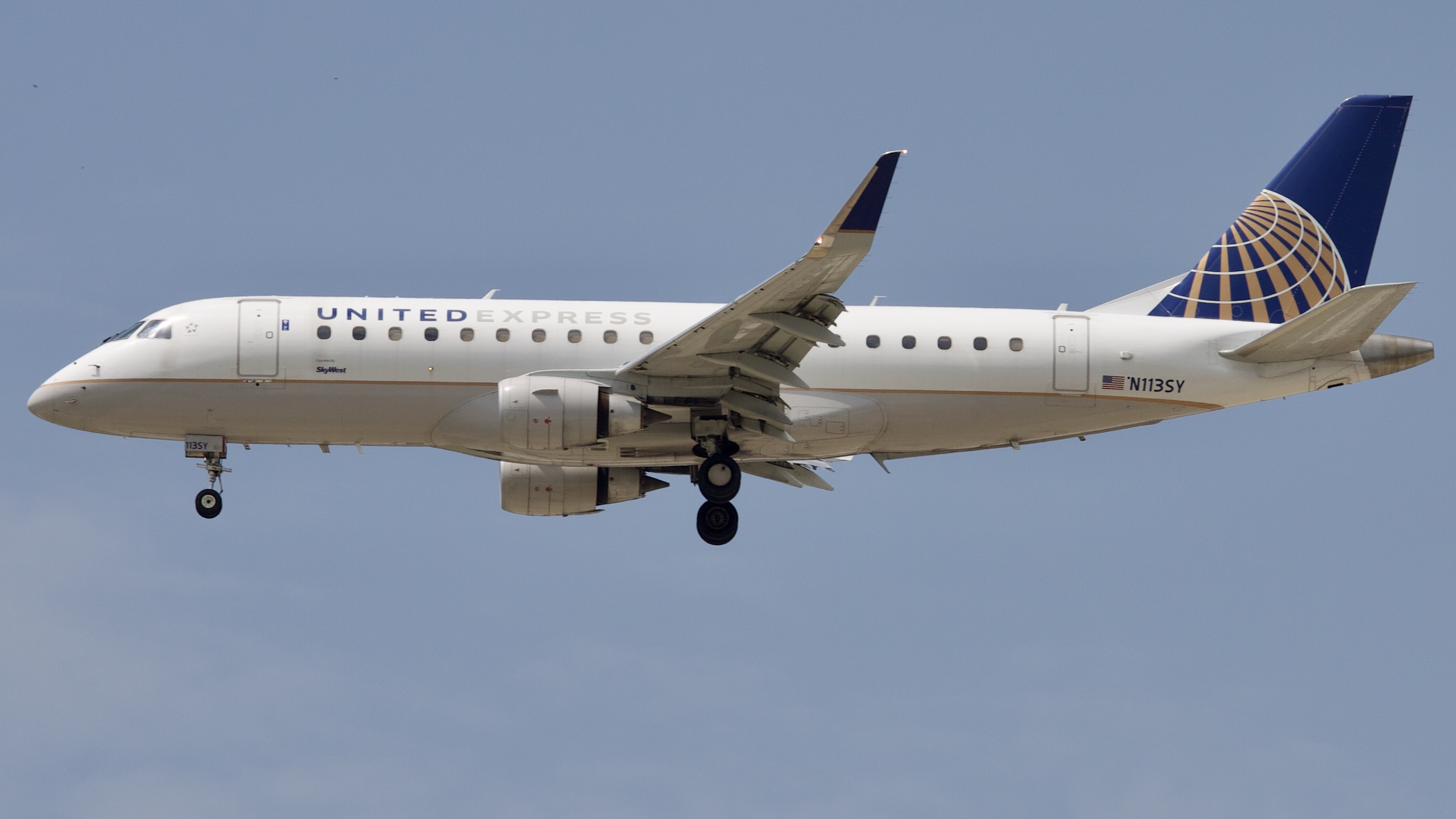 Full size: United Express Embraer E175 N113SY at Houston-George Bush Intercontinental Airport