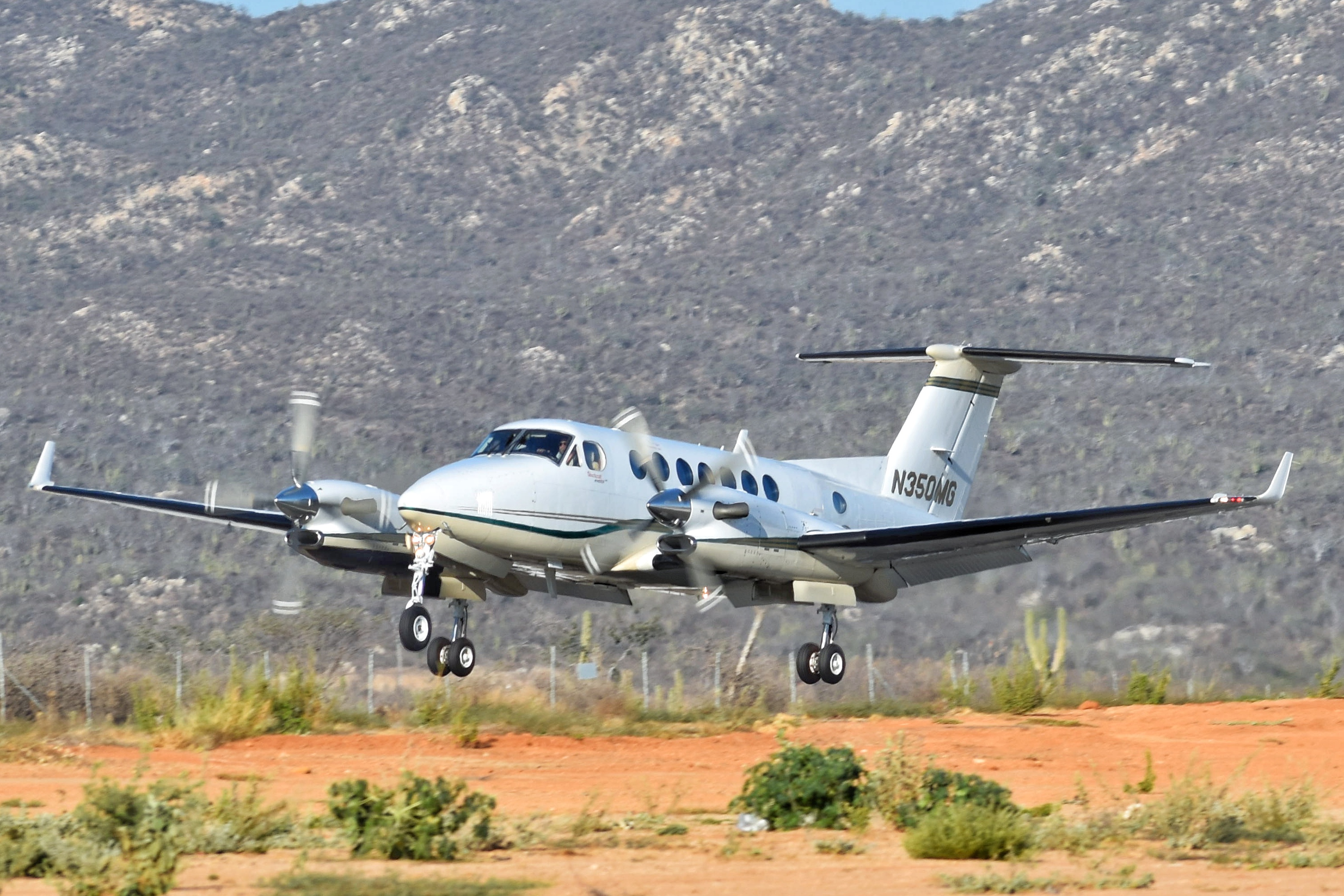 Full size: PRIVATE Beechcraft King Air 350 N350MG at Aeropuerto de Cabo San Lucas Internacional