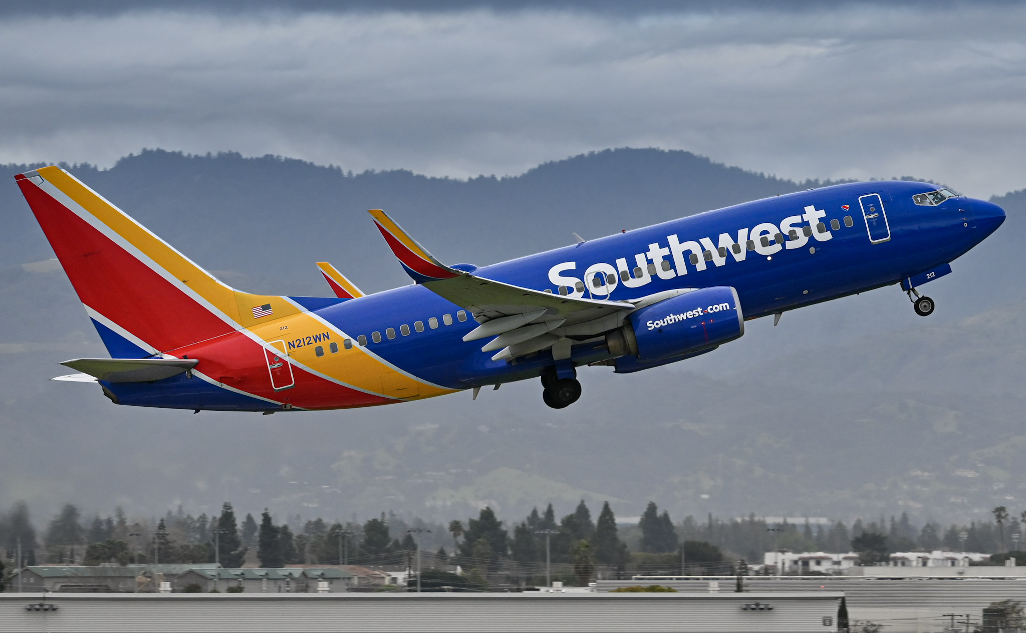 Full size: Southwest Airlines Boeing 737-700 N212WN at Norman Y Mineta San Jose International Airport