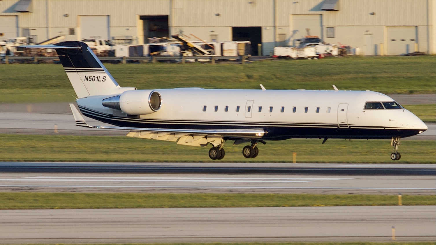 Full size: PRIVATE Mitsubishi CRJ-200 N501LS at John Glenn Columbus International Airport