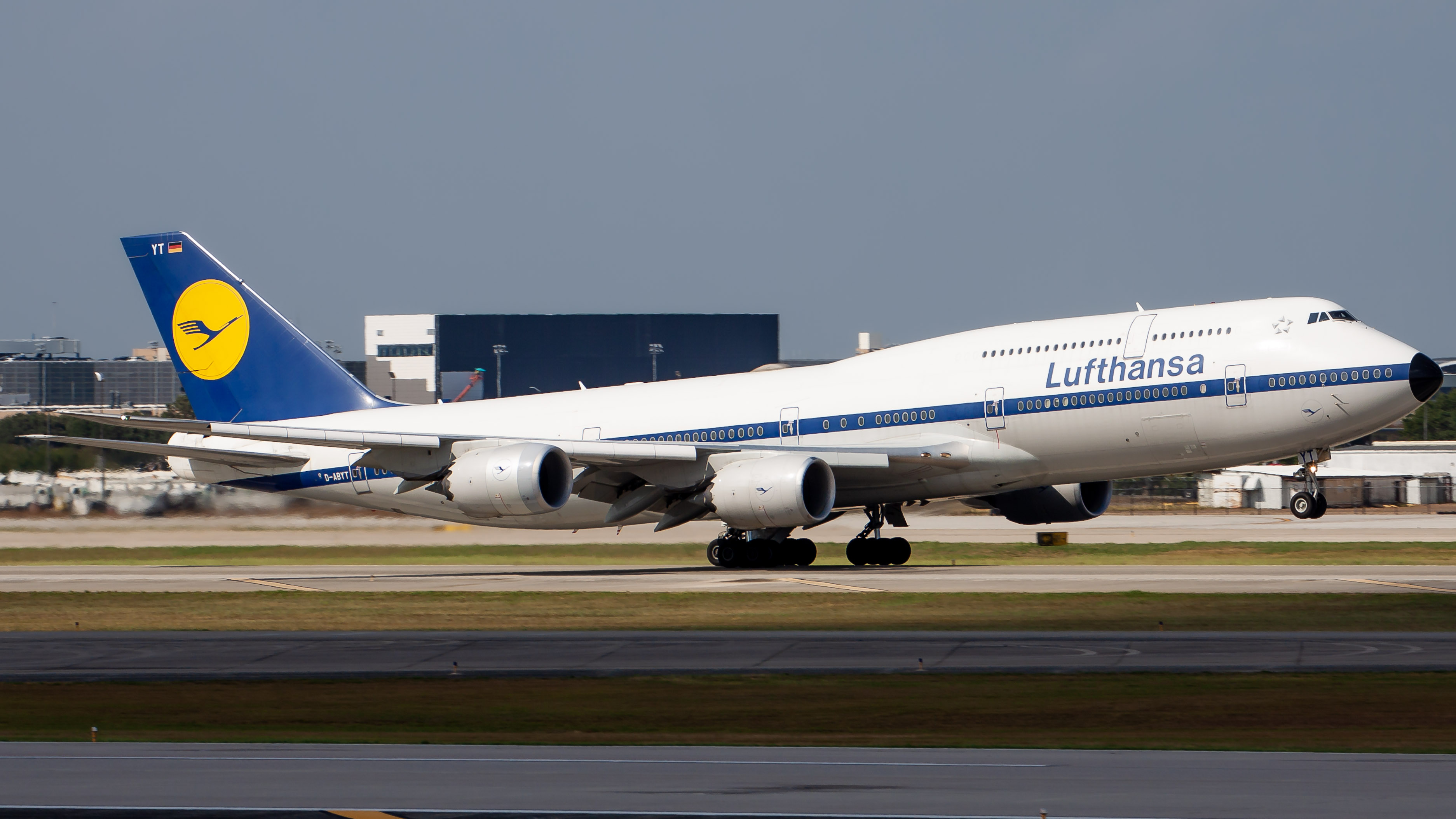 Full size: Lufthansa Boeing 747-8i D-ABYT at Houston-George Bush Intercontinental Airport