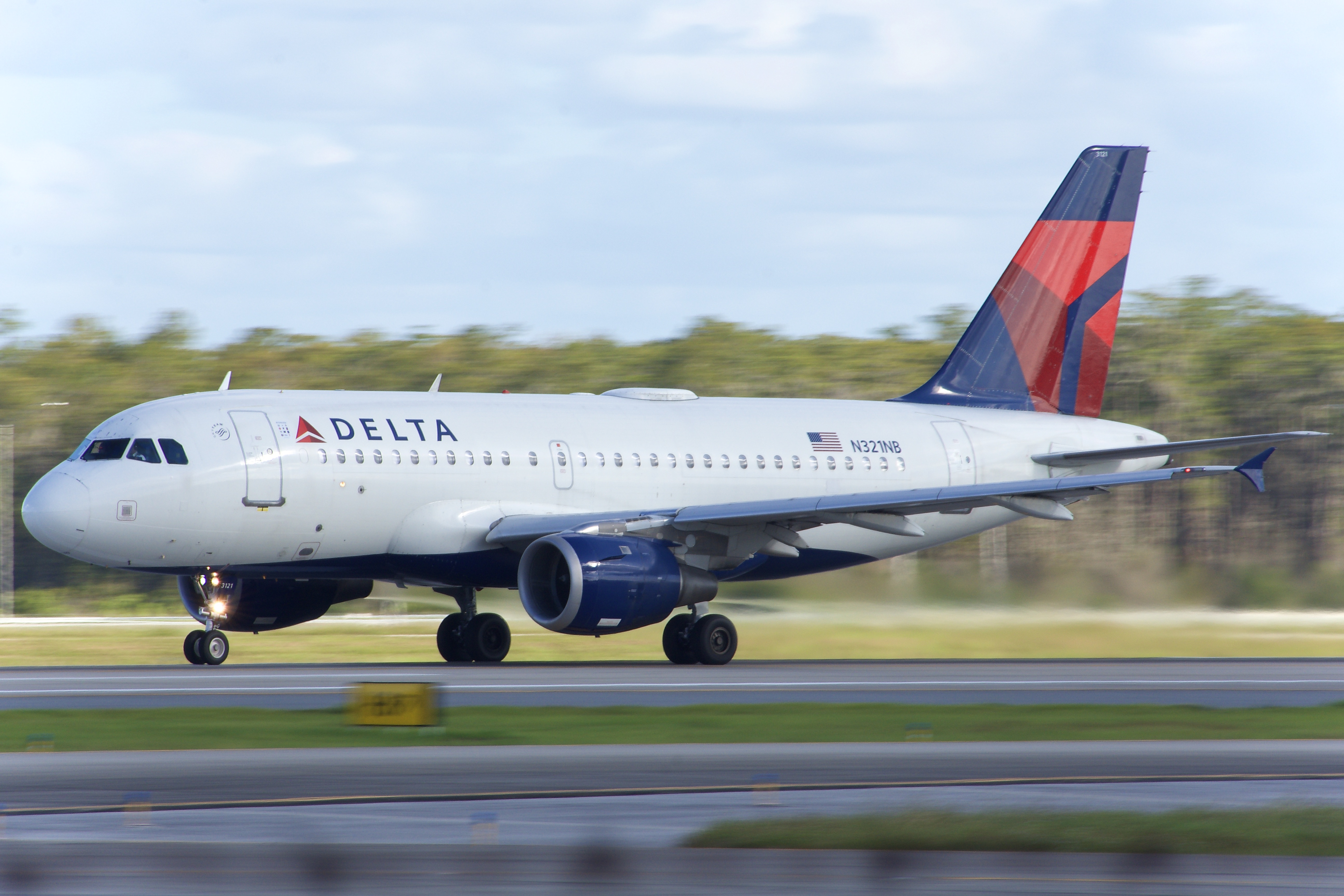 Full size: Delta Airlines Airbus A319 N321NB at Orlando International Airport