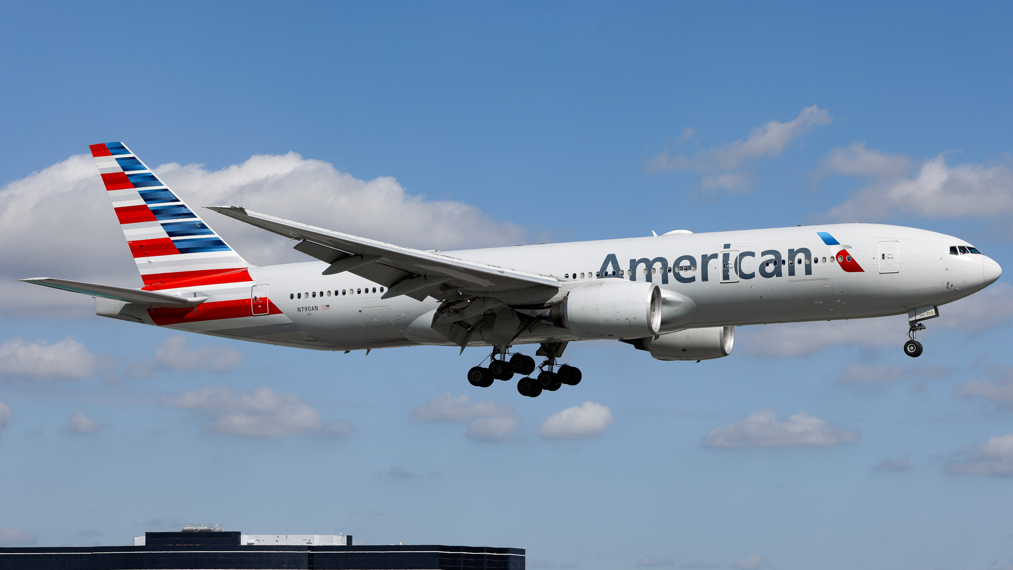 Full size: American Airlines Boeing 777-200ER N790AN at Miami International Airport