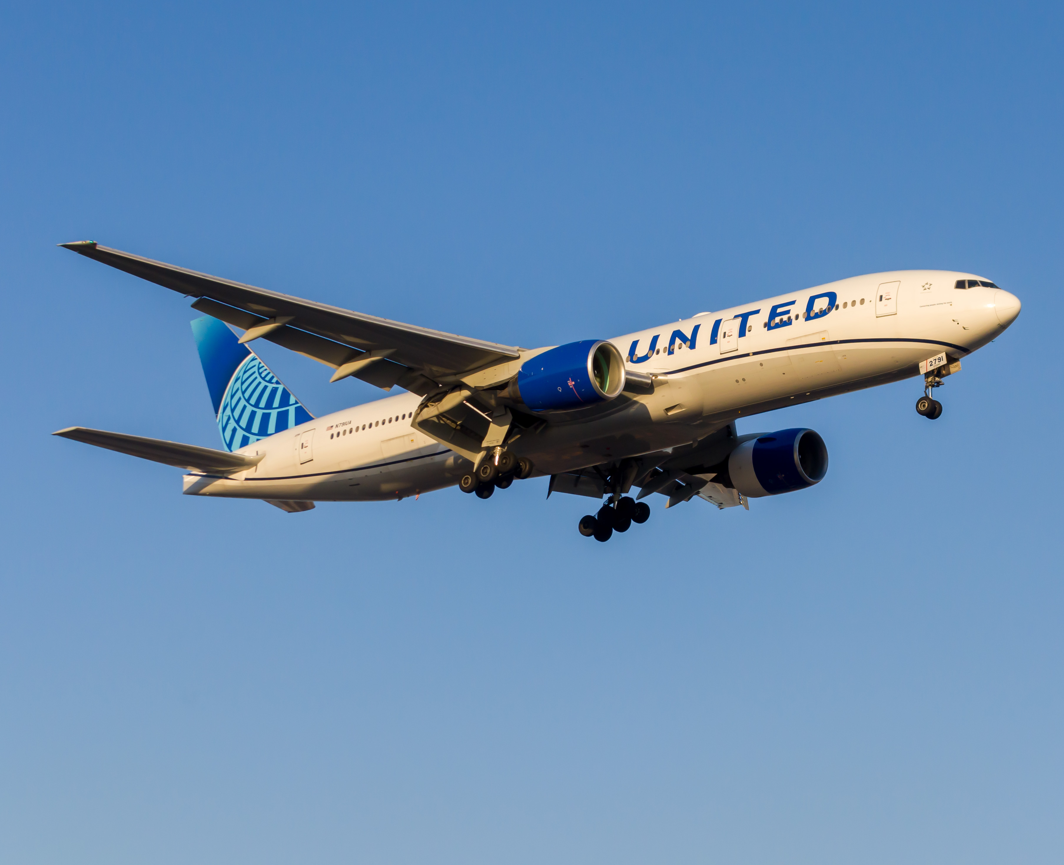 Full size: United Airlines Boeing 777-200 N791UA at Newark Liberty International Airport