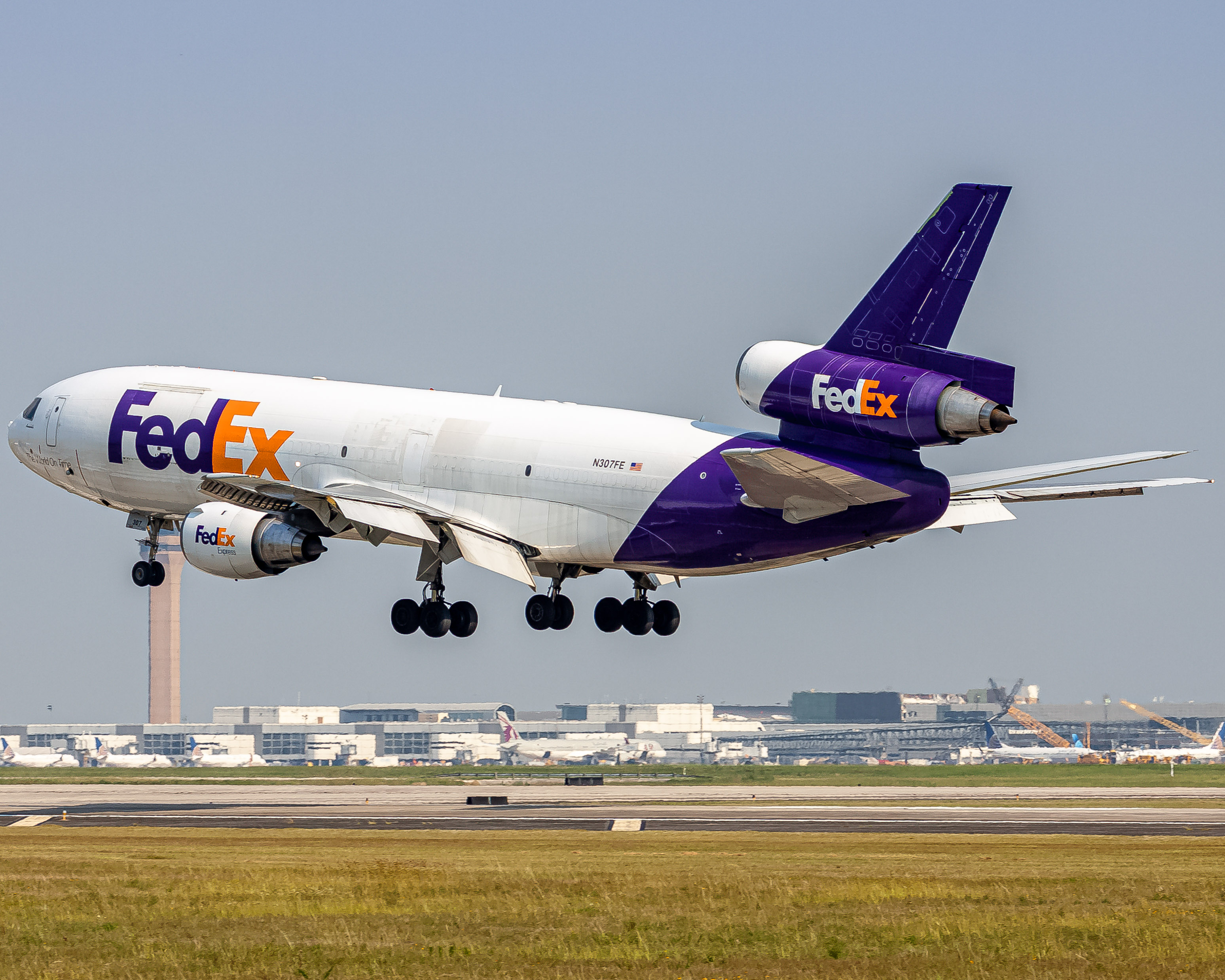 Full size: FedEx McDonnel Douglas MD-10F N307FE at Houston-George Bush Intercontinental Airport