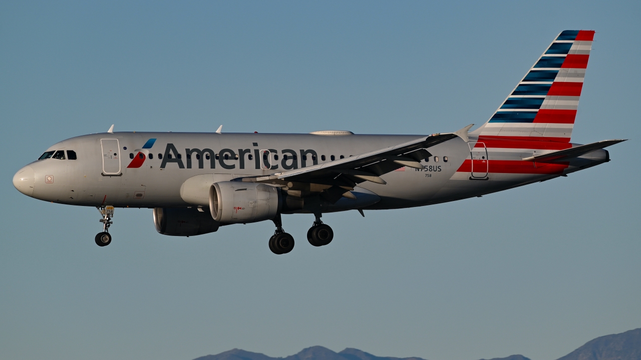 Full size: American Airlines Airbus A319 N758US at Los Angeles International Airport