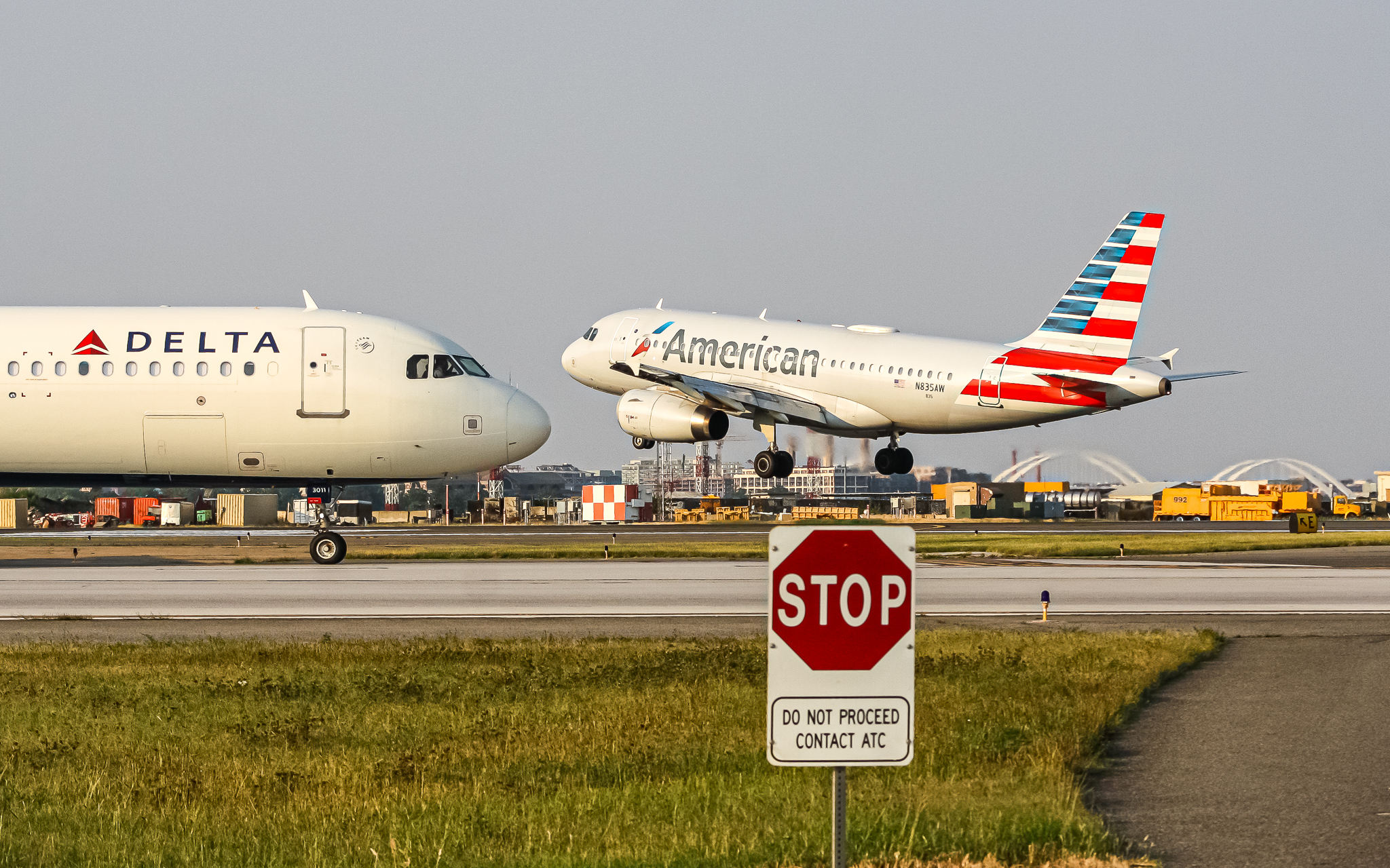 Full size: American Airlines Airbus A319 N835AW at Ronald Reagan National Airport