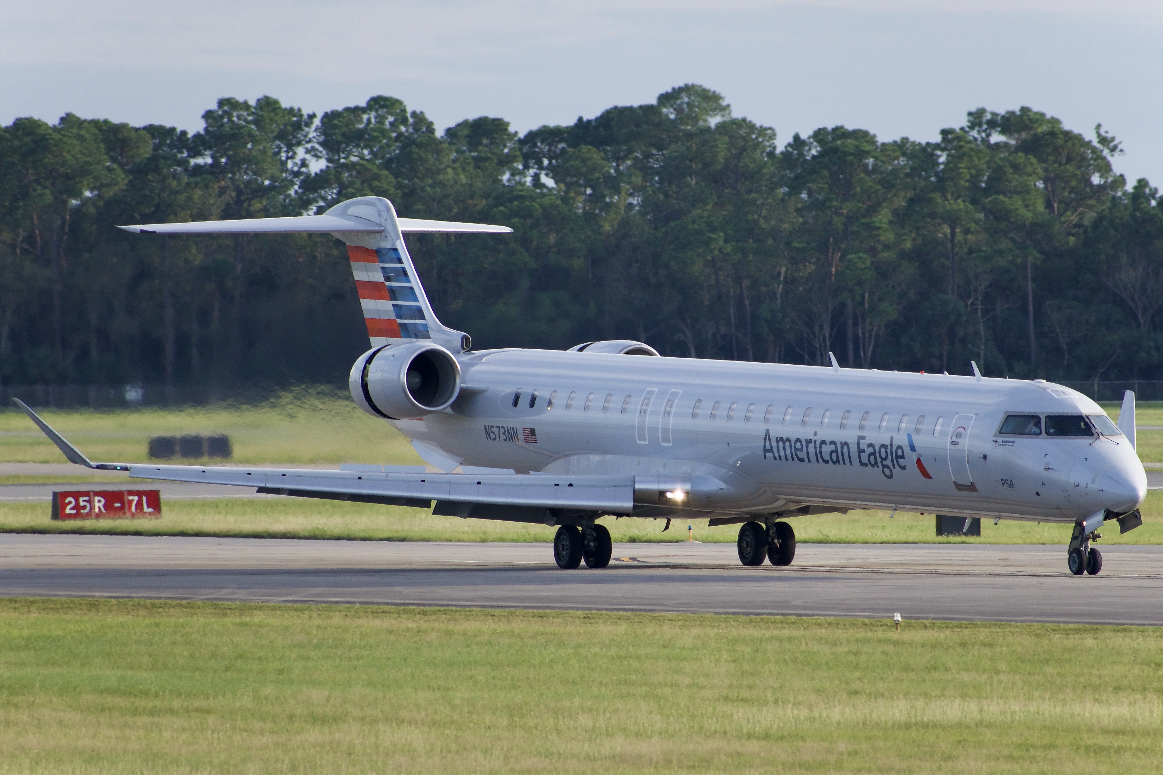Full size: American Eagle Mitsubishi CRJ-900 N573NN at Daytona Beach International Airport