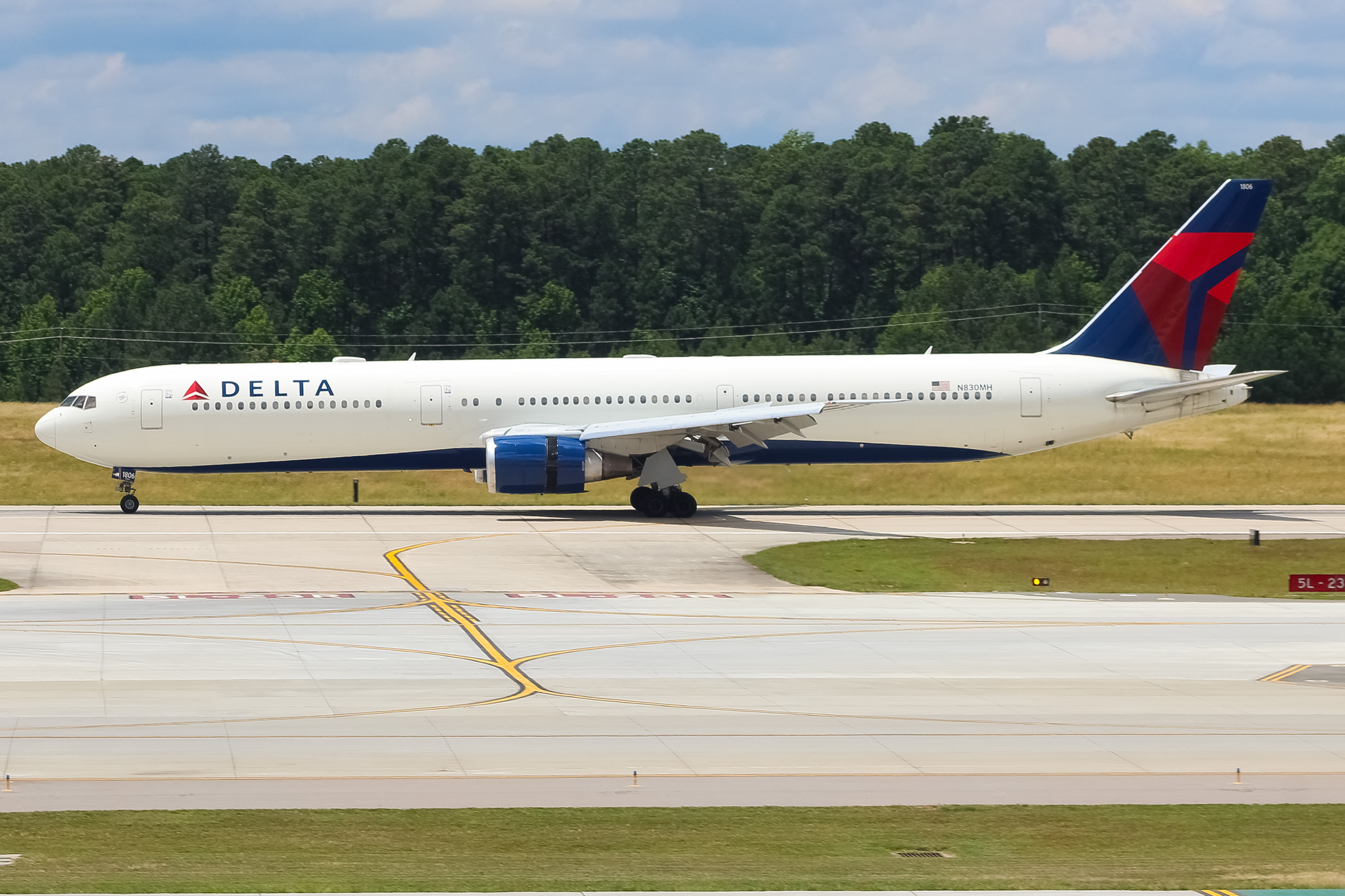 Full size: Delta Airlines Boeing 767-400ER N830MH at Raleigh-Durham International Airport