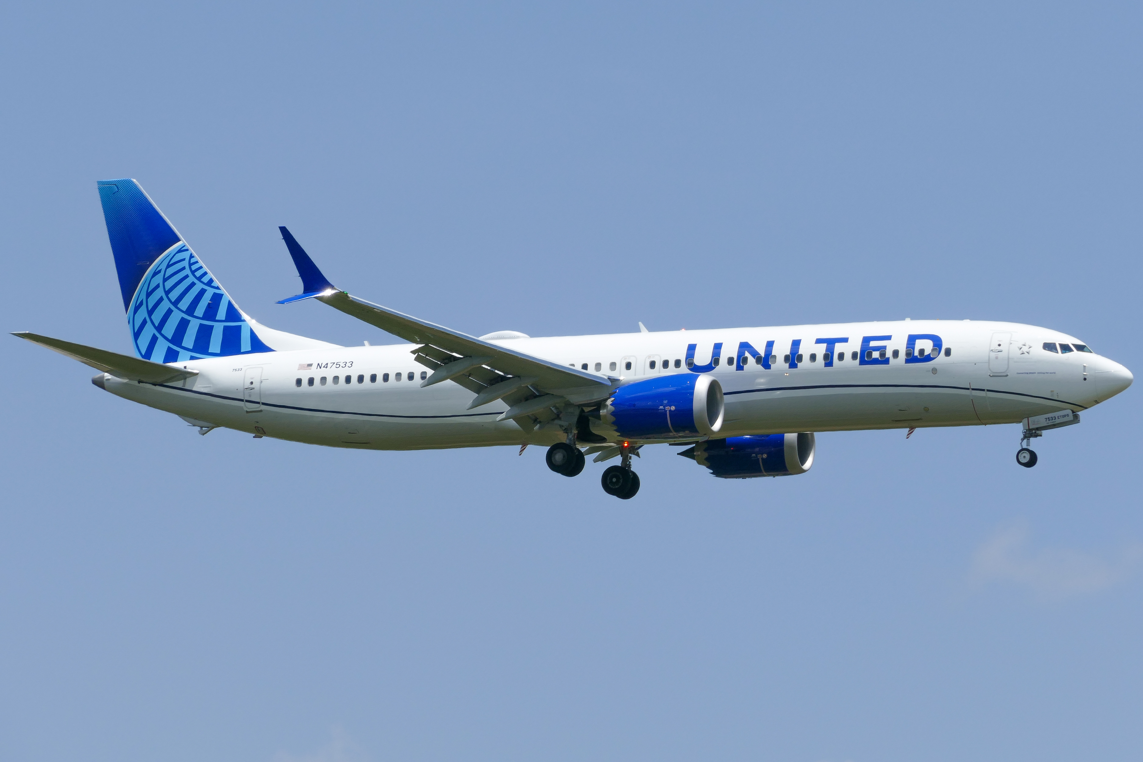 Full size: United Airlines Boeing 737 MAX 9 N47533 at Austin-Bergstrom International Airport