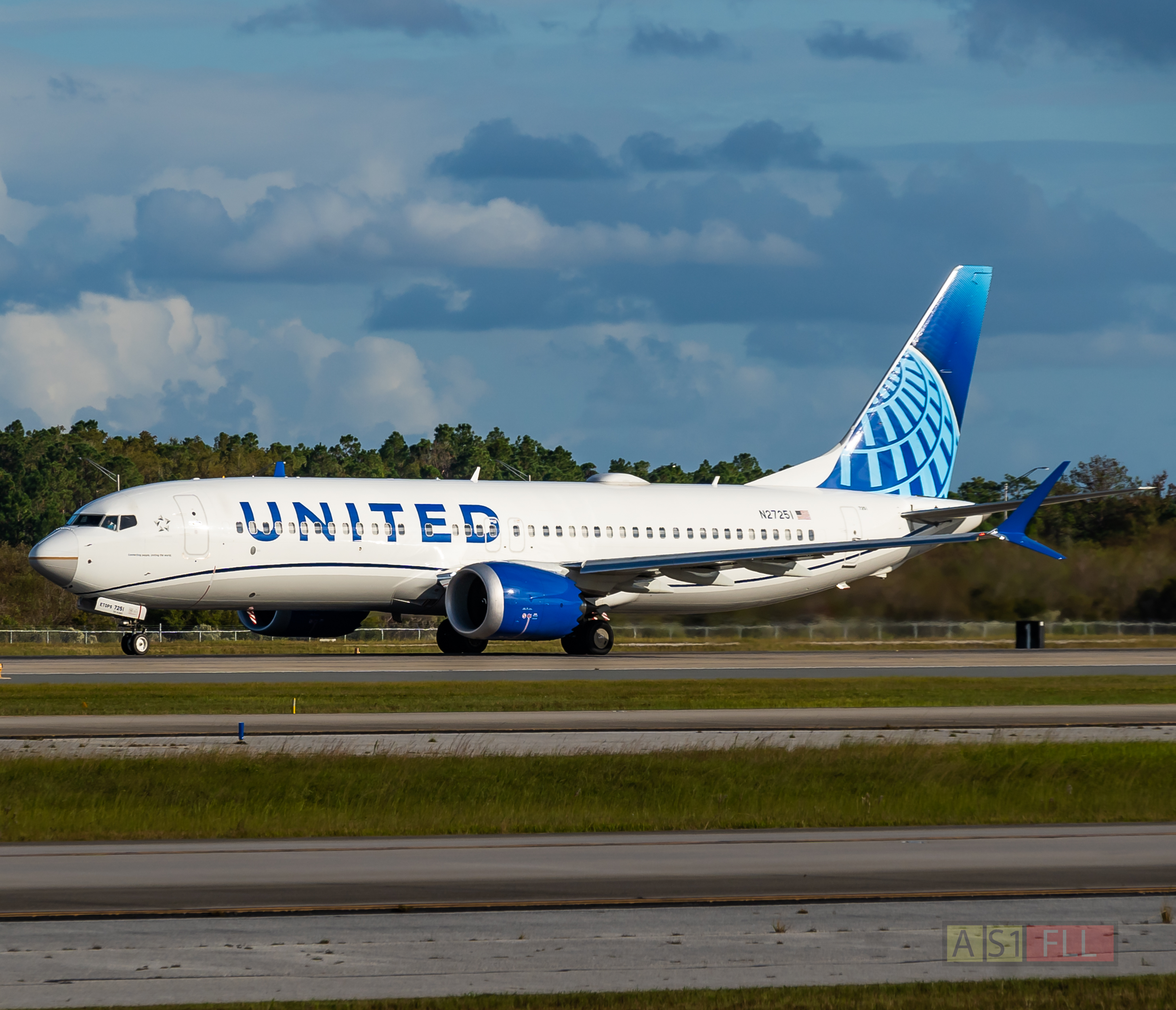 Full size: United Airlines Boeing 737 MAX 8 N27251 at Orlando International Airport