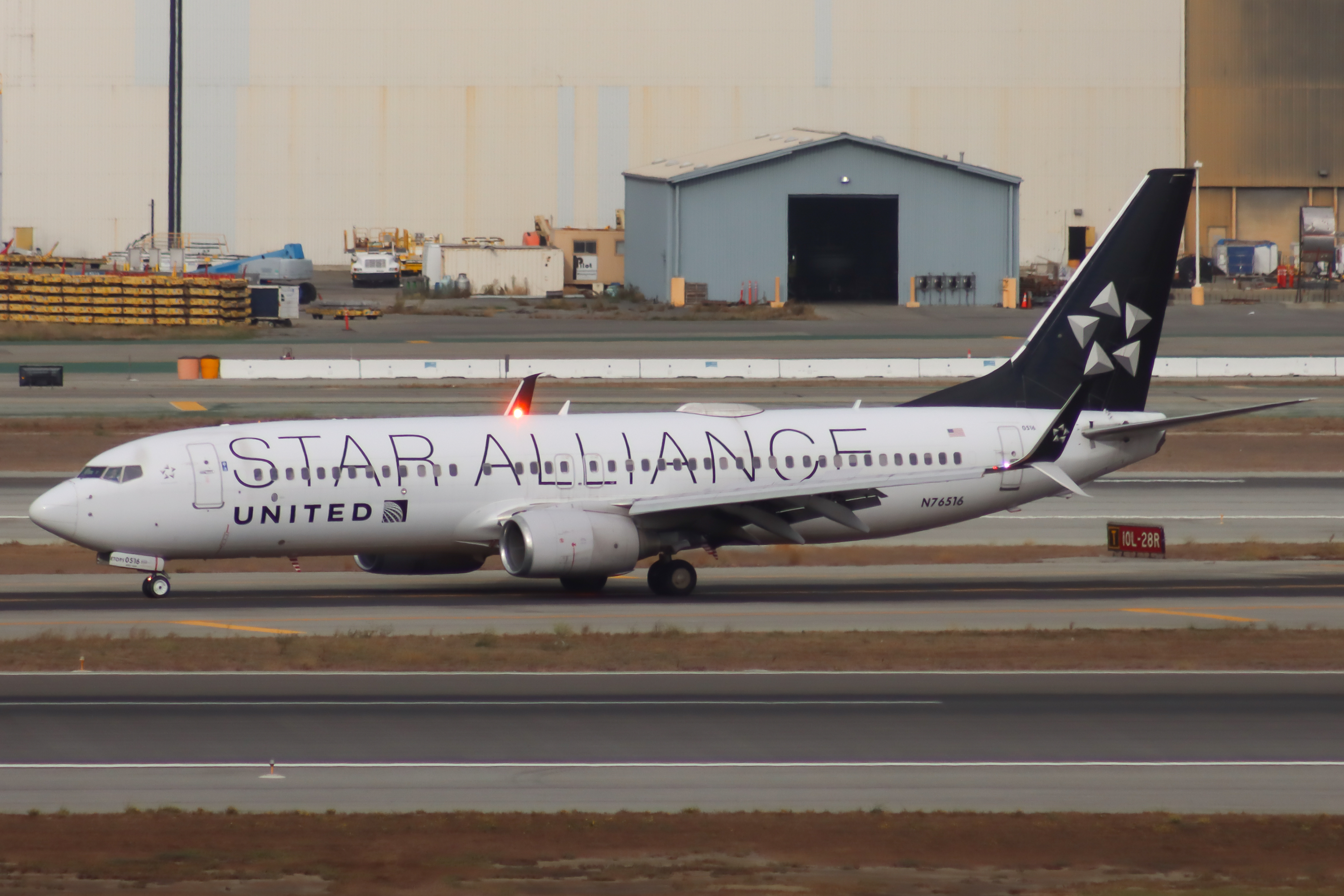Full size: United Airlines Boeing 737-800 N76516 at San Francisco International Airport