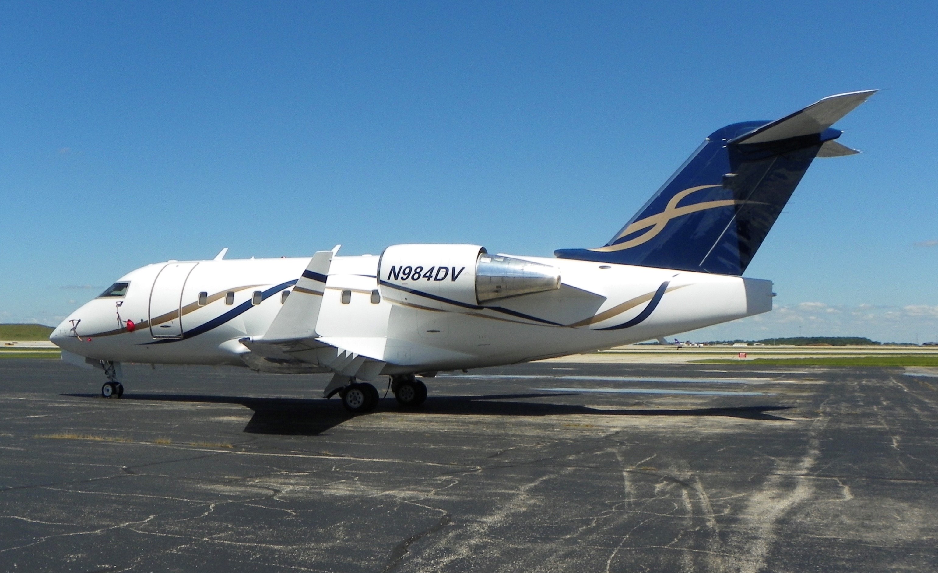 Full size: PRIVATE Bombardier challenger 604 N984DV at Cincinnati/Northern Kentucky International Airport