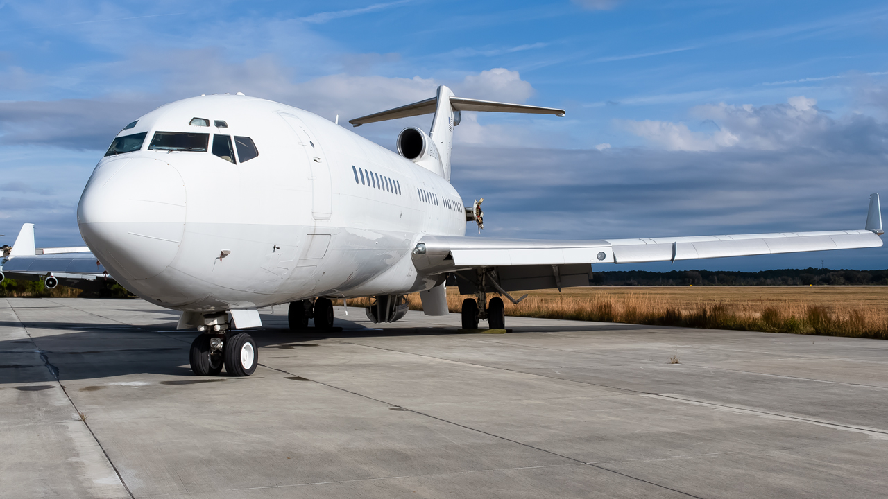 Full size: PRIVATE Boeing 727-100 N908JE at Brunswick Golden Isles Airport