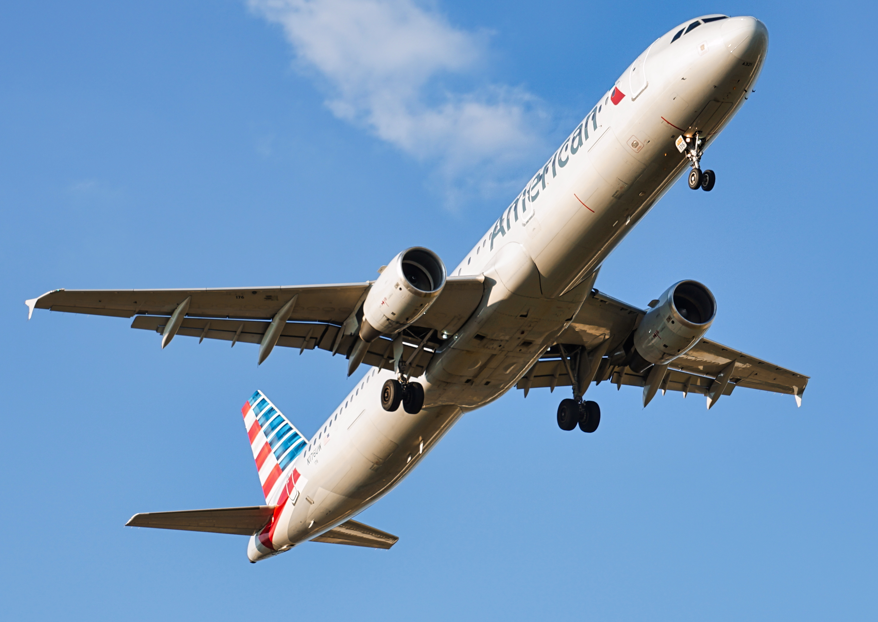 Full size: American Airlines Airbus A321-200 N176UW at Dallas-Fort Worth International Airport