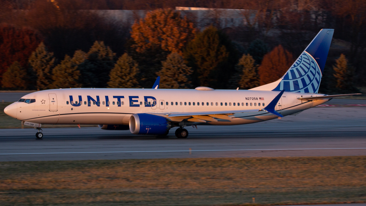 Full size: United Airlines Boeing 737 MAX 8 N27258 at John Glenn Columbus International Airport
