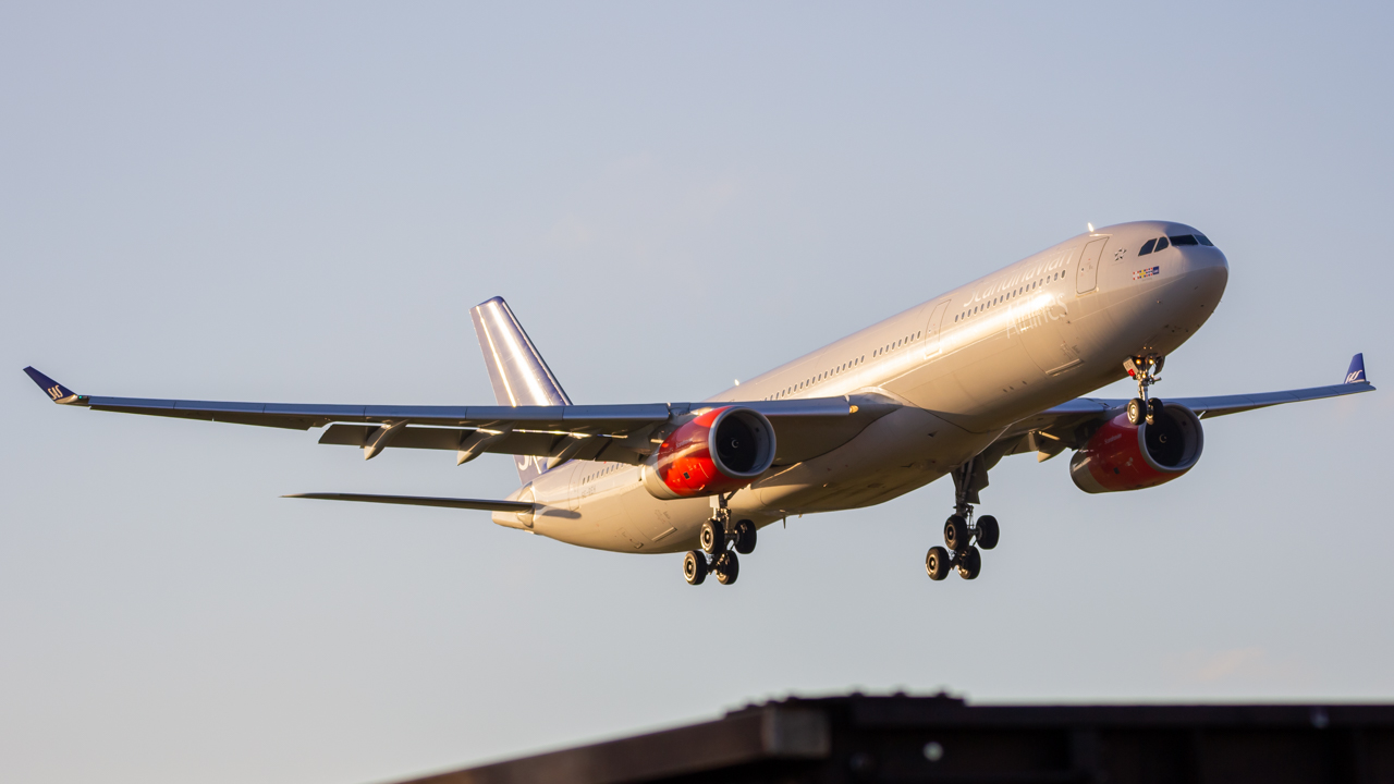 Full size: Scandinavian Airlines Airbus A330-300 SE-REH at Miami International Airport