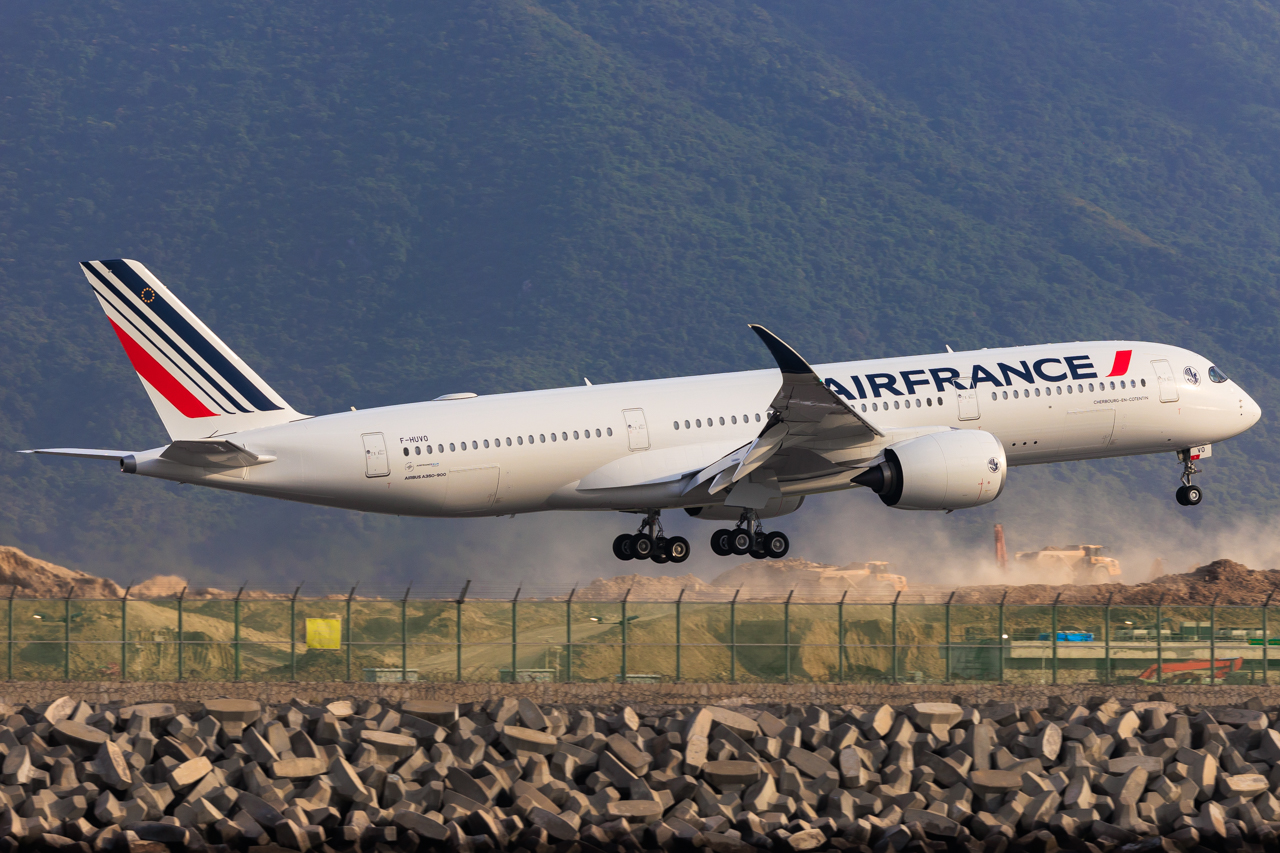 Full size: Air France Airbus A350-900 F-HUVO at Hong Kong International Airport