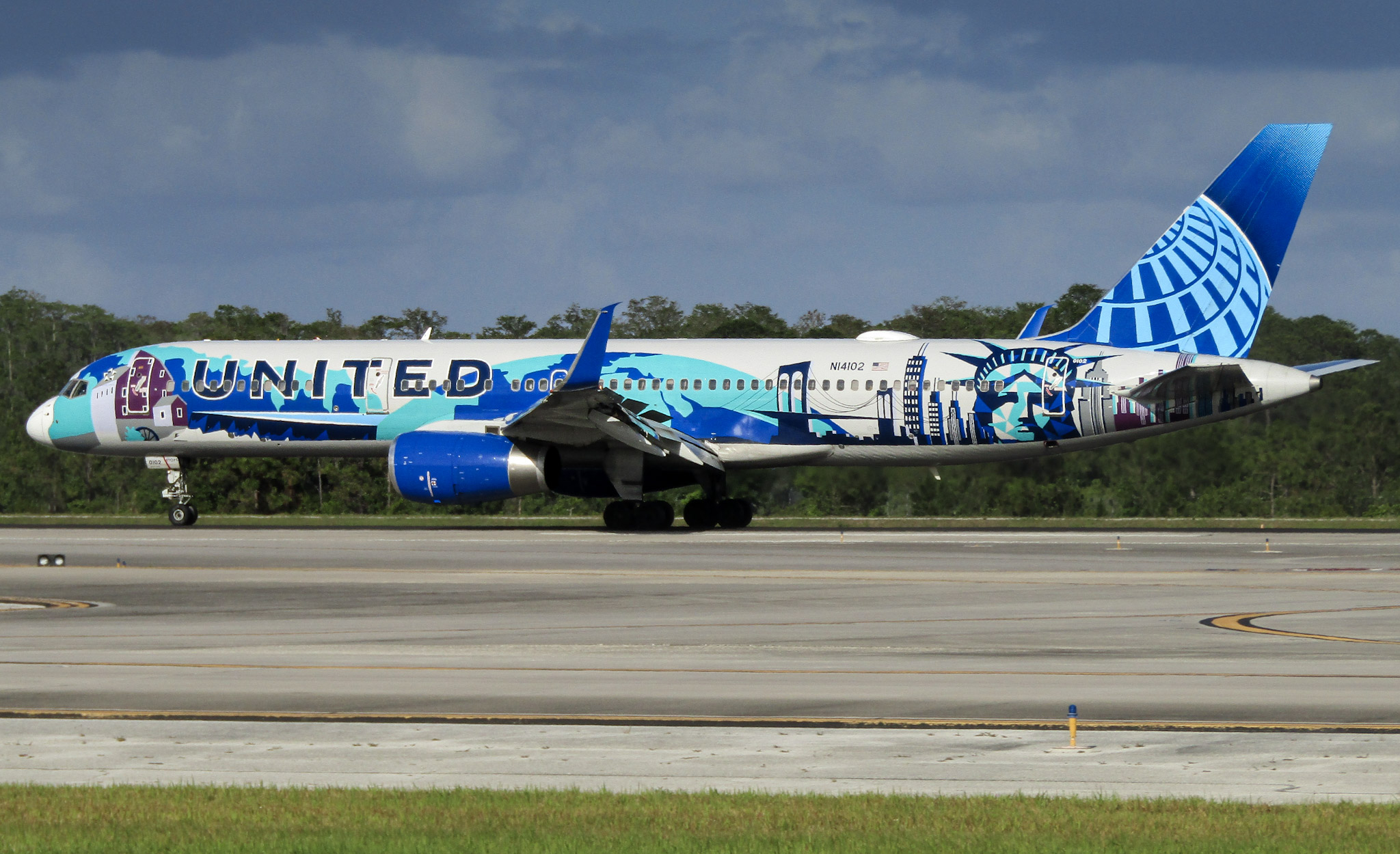 Full size: United Airlines Boeing 757-200 N14102 at Orlando International Airport
