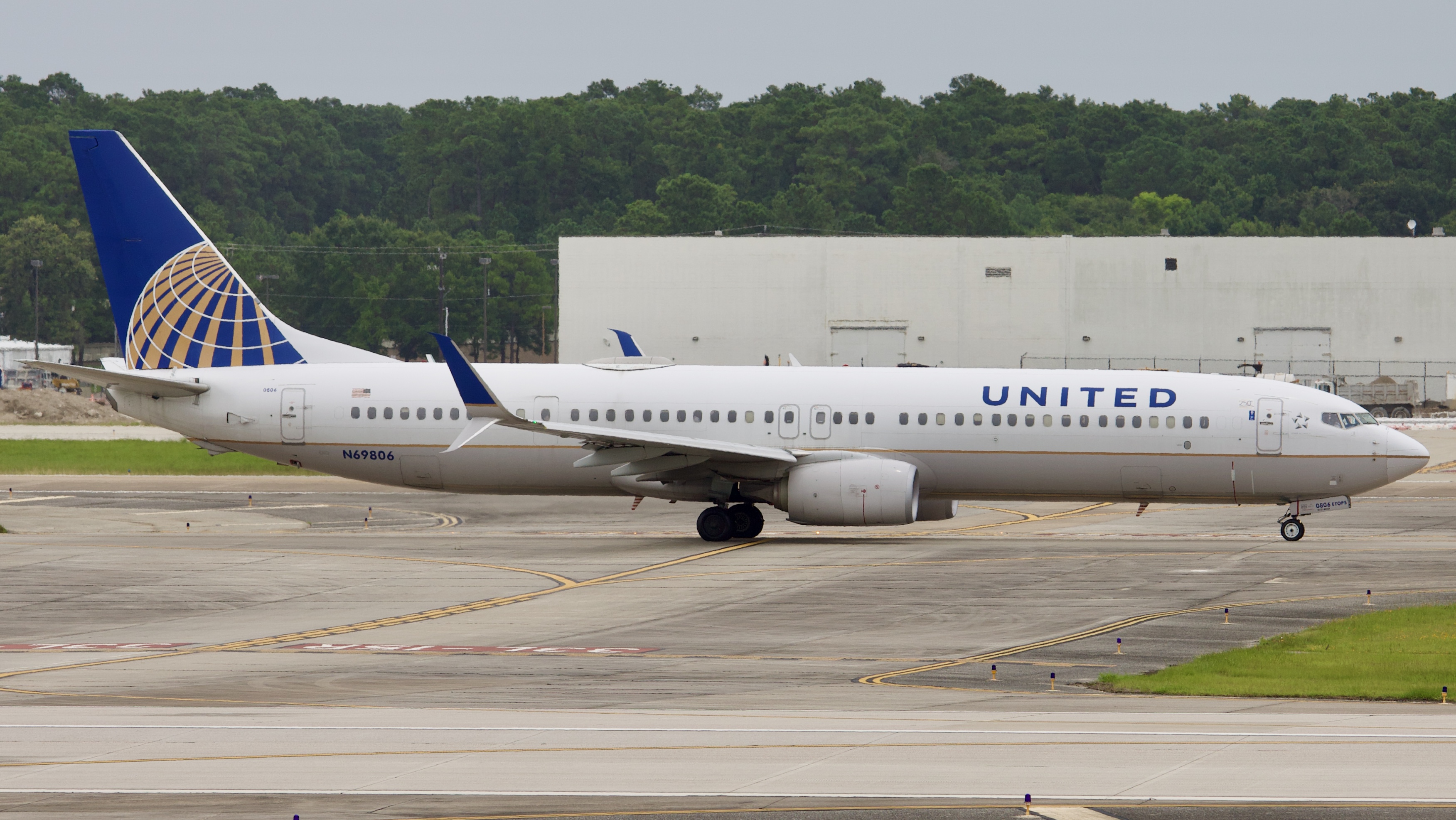 Full size: United Airlines Boeing 737-900ER N69806 at Houston-George Bush Intercontinental Airport
