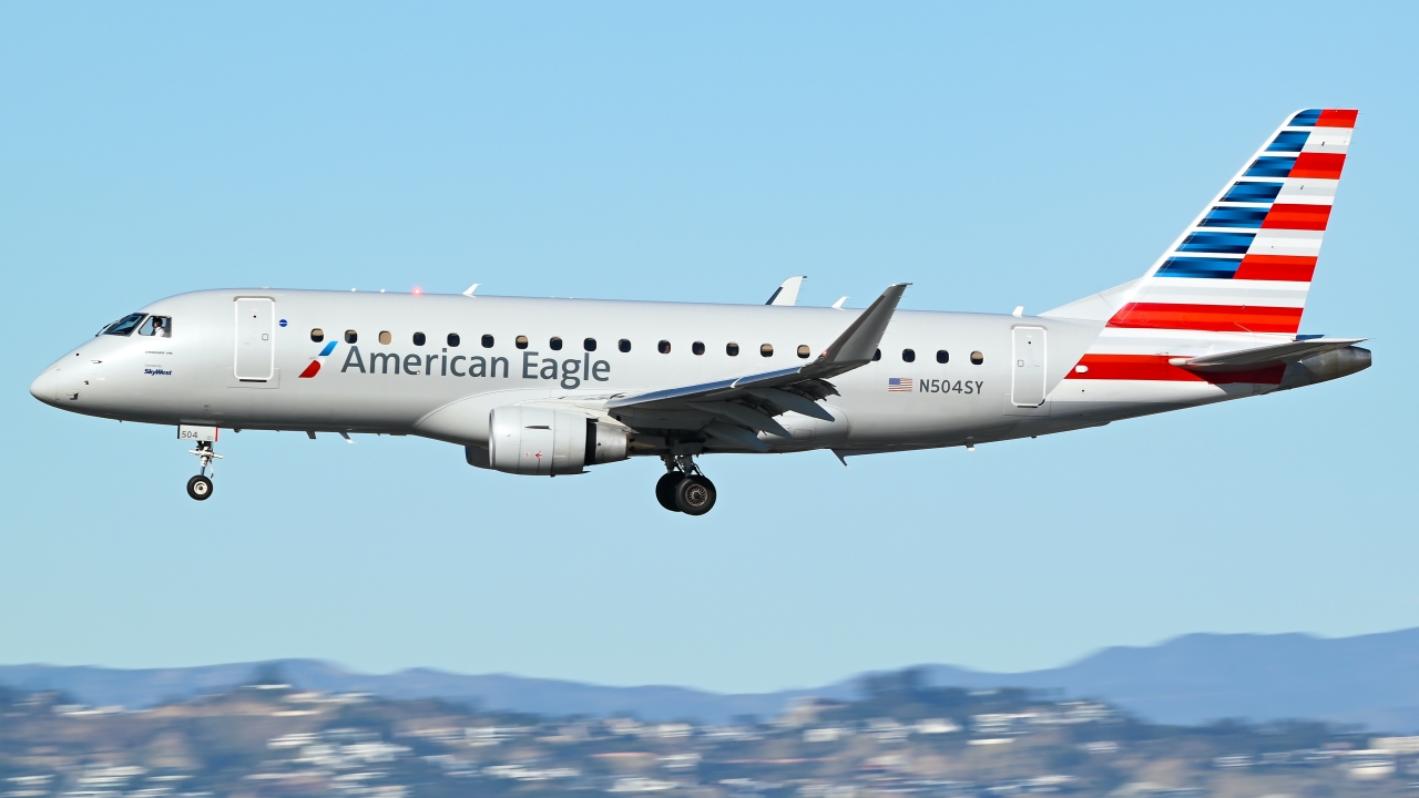 Full size: American Eagle Embraer E175 N504SY at Los Angeles International Airport
