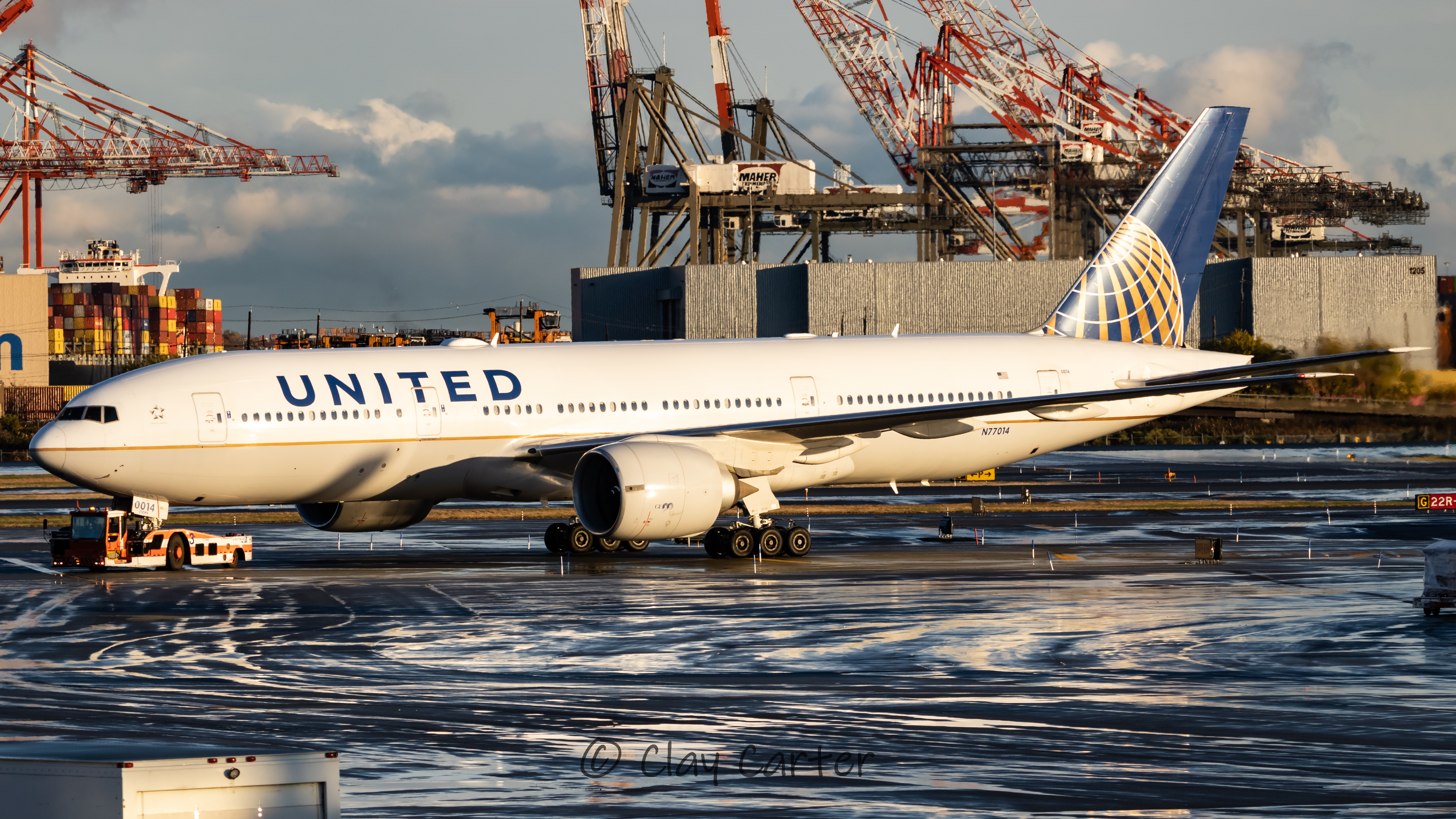 Full size: United Airlines Boeing 777-200ER N77014 at Newark Liberty International Airport