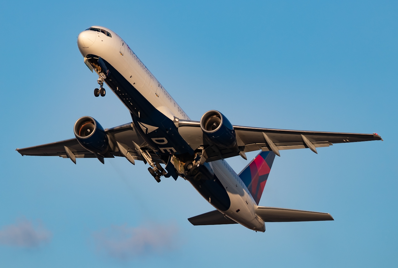Full size: Delta Airlines Boeing 757-200 N681DA at Miami International Airport