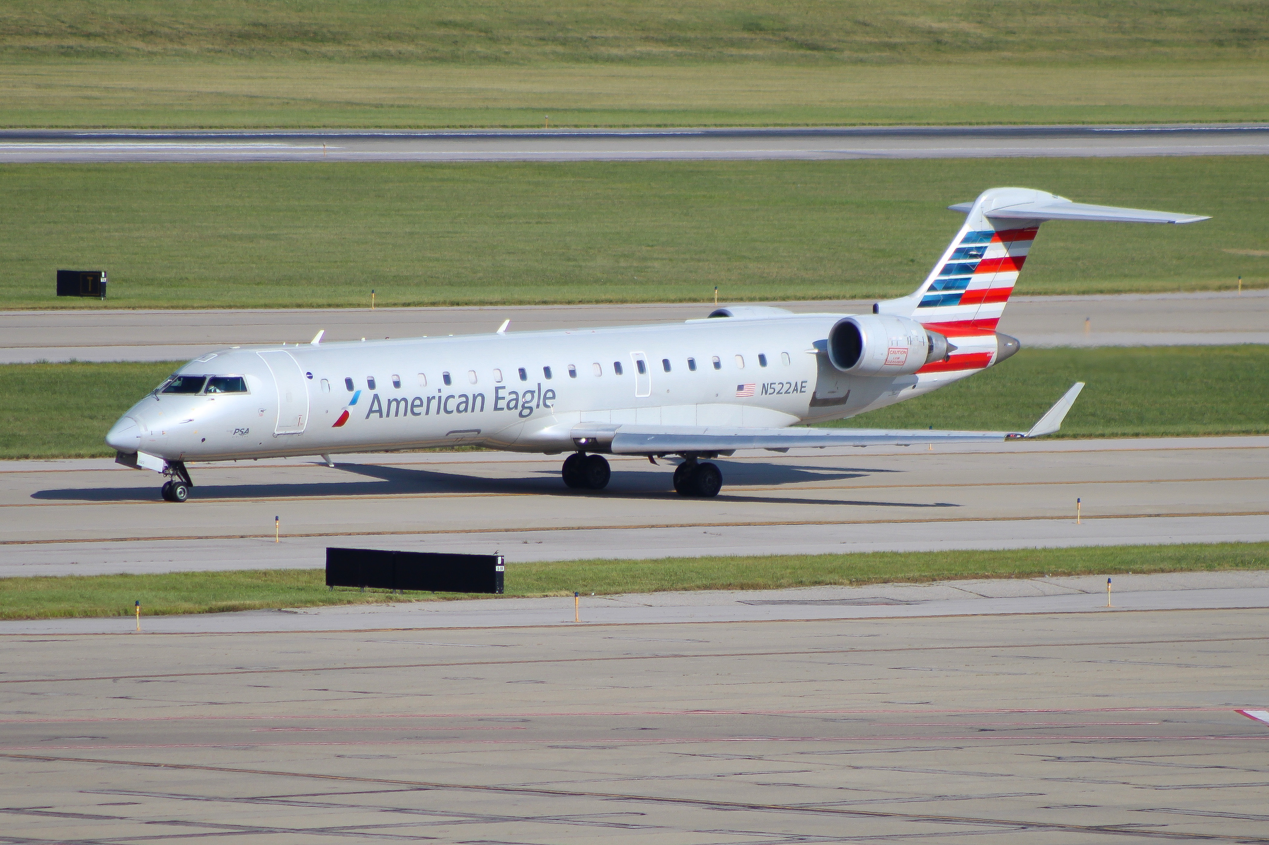 Full size: American Airlines Mitsubishi CRJ-700 N522AE at Cincinnati/Northern Kentucky International Airport